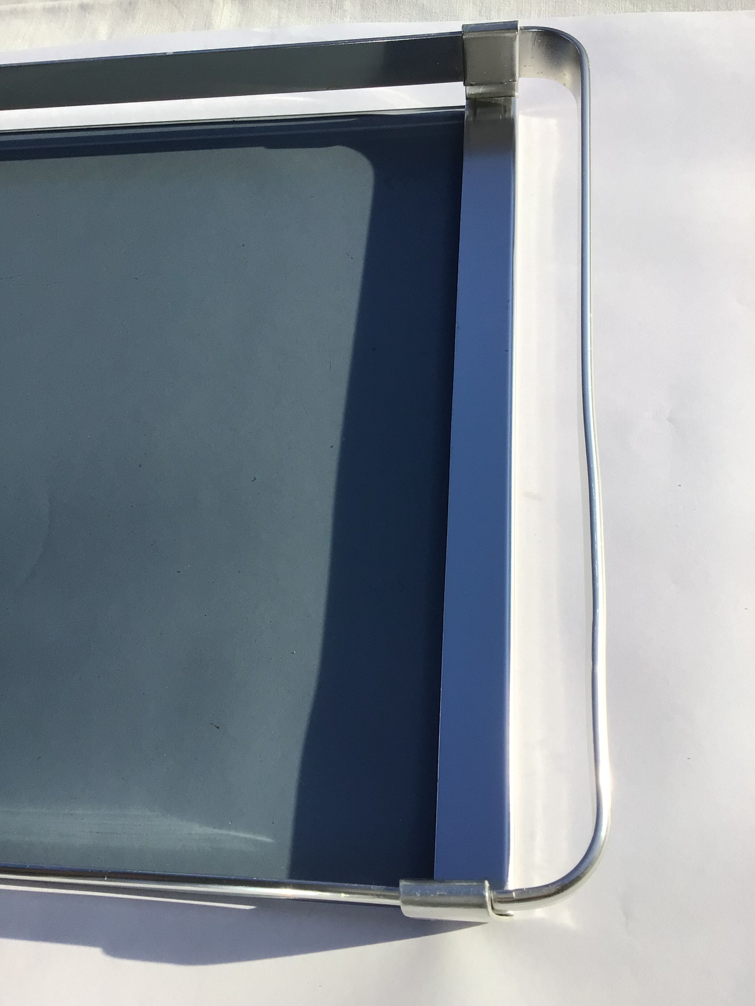 Plateau moderniste aluminium et verre fumé gris