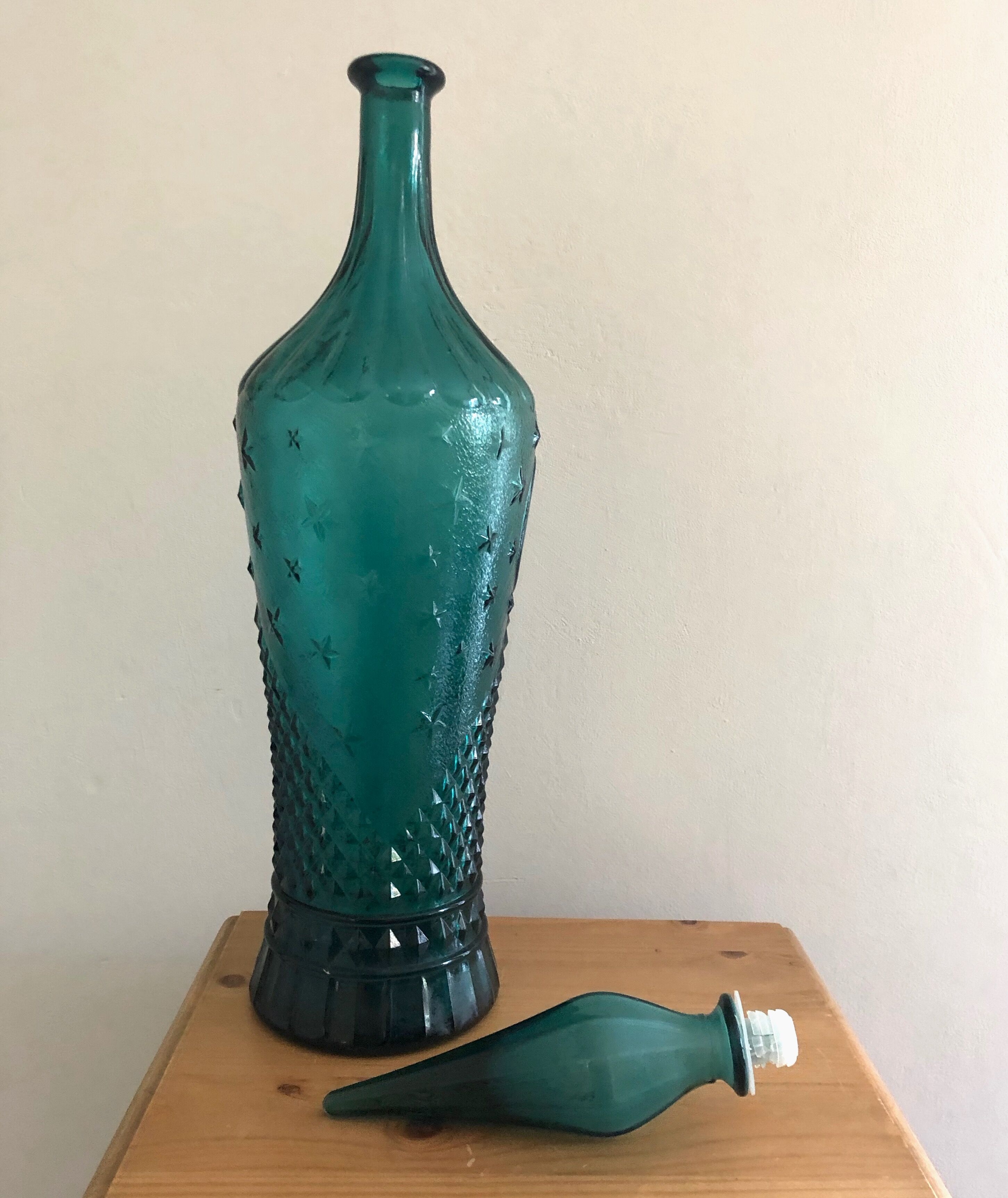 Lot of 2 Italian carafes in textured glass in yellow and blue, 1960