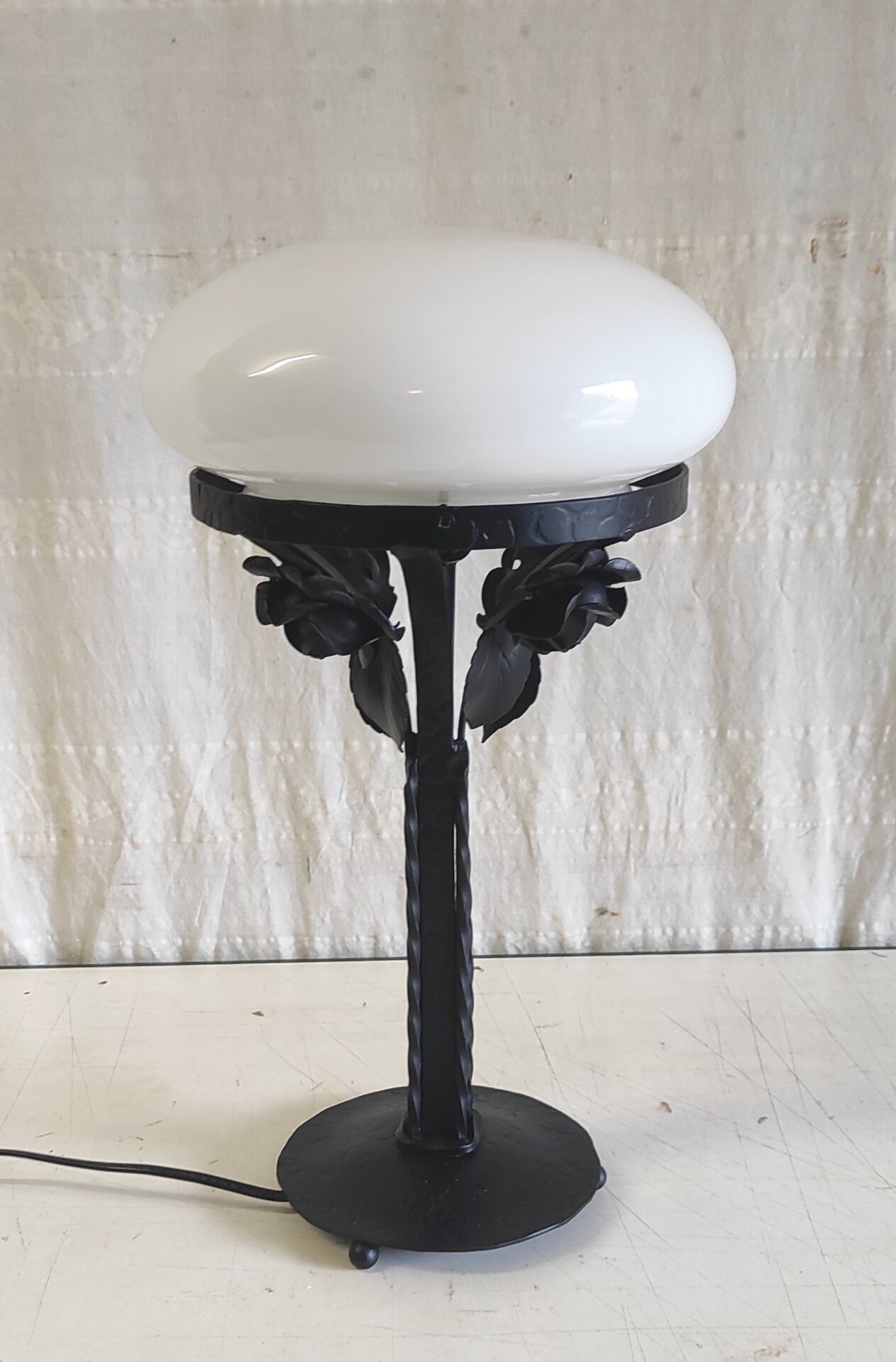 Art Deco table lamp in wrought iron and opaline - 1930s/40s