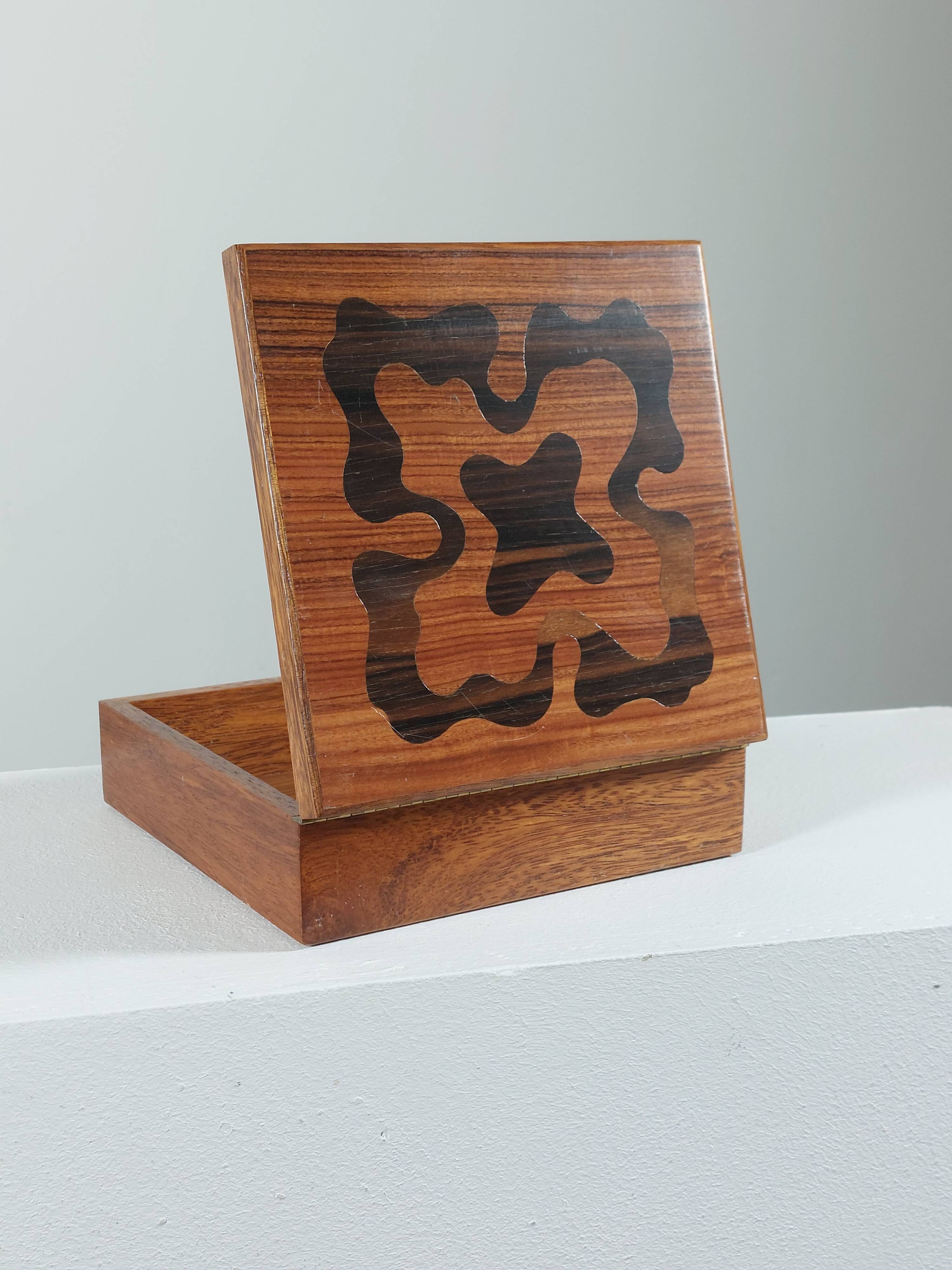 Boîte en bois vintage faite à la main avec des incrustations