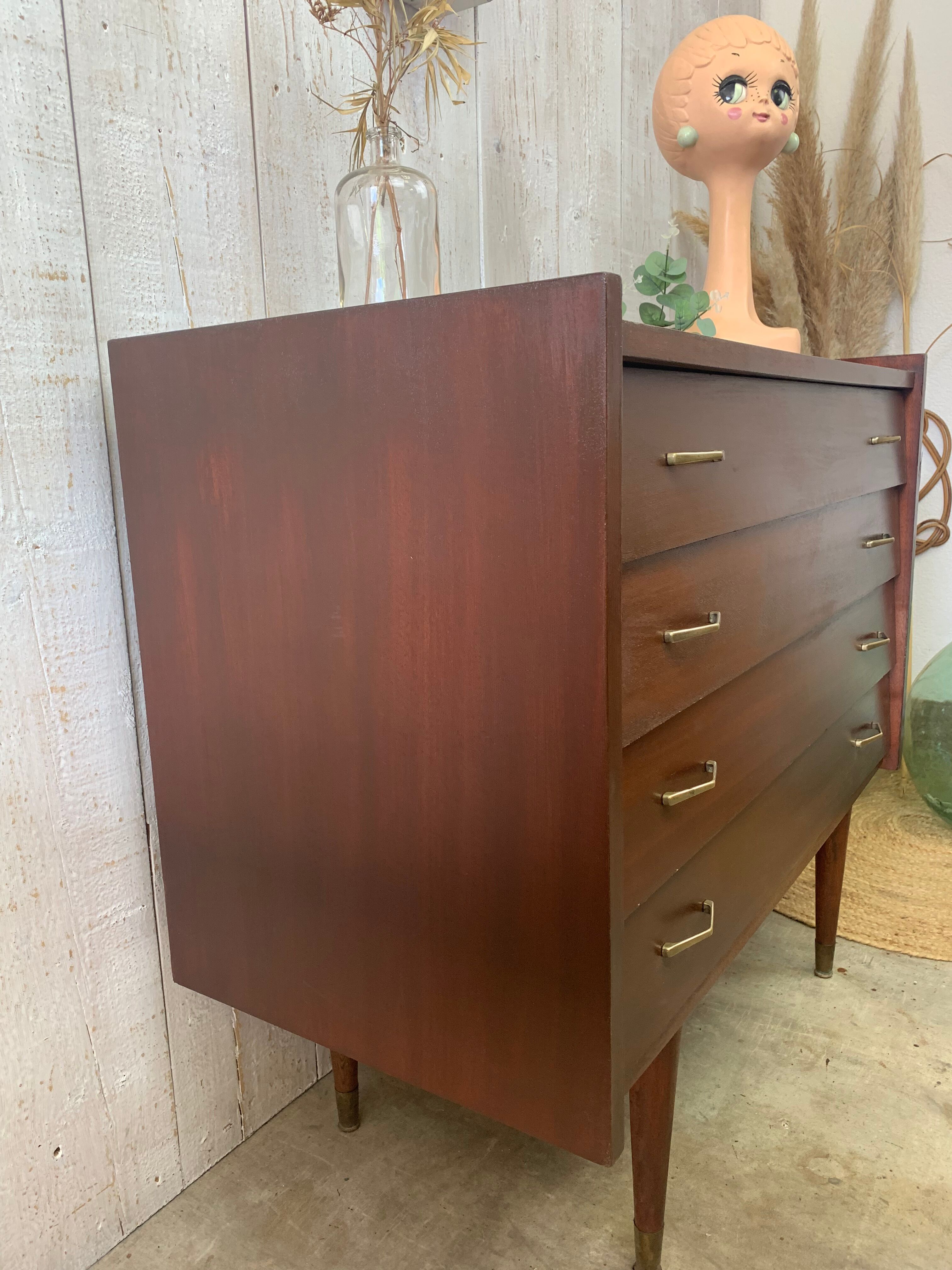 Chest of drawers with tapered feet