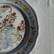 Assiette décorative ancienne IB Quimper à décor floral polychrome D24