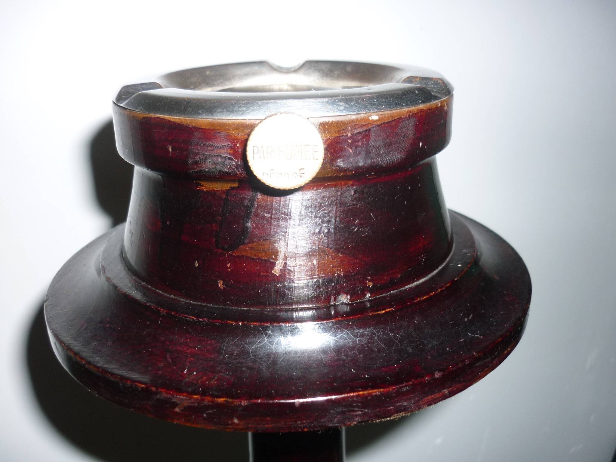 Cendrier en bois sur pied par-fumee