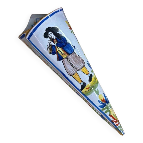 Bouquetière, vase cornet en faïence joueur de biniou