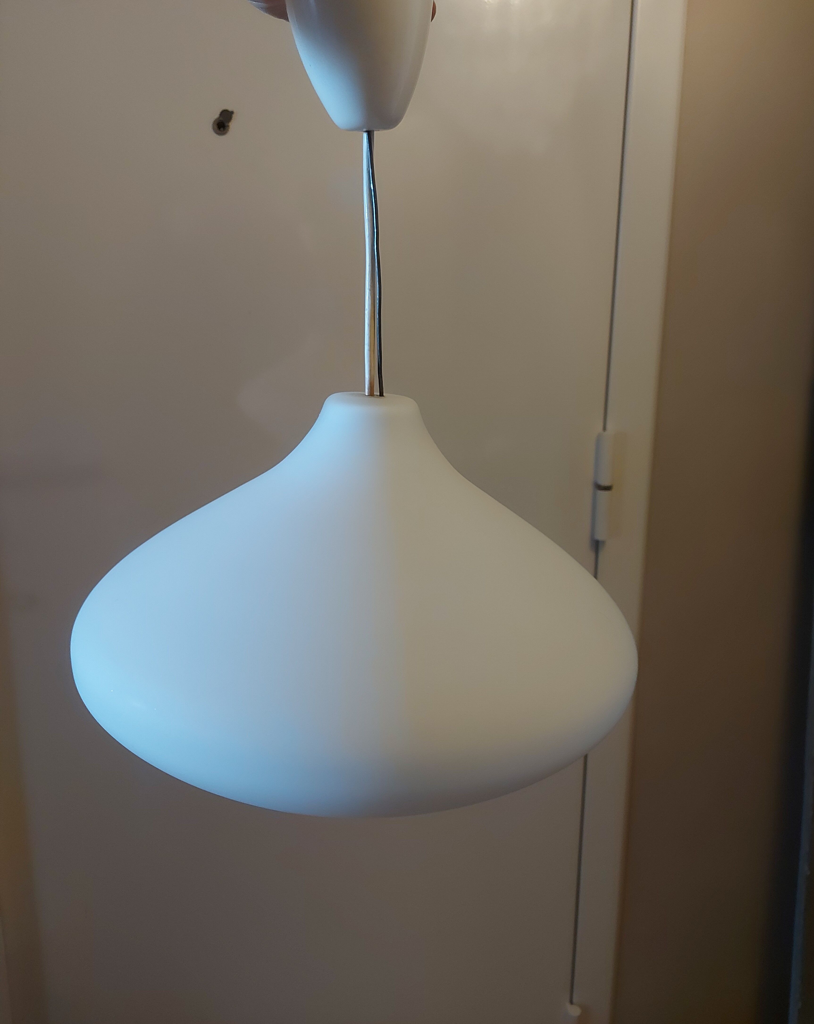 Vintage suspension in white opaline