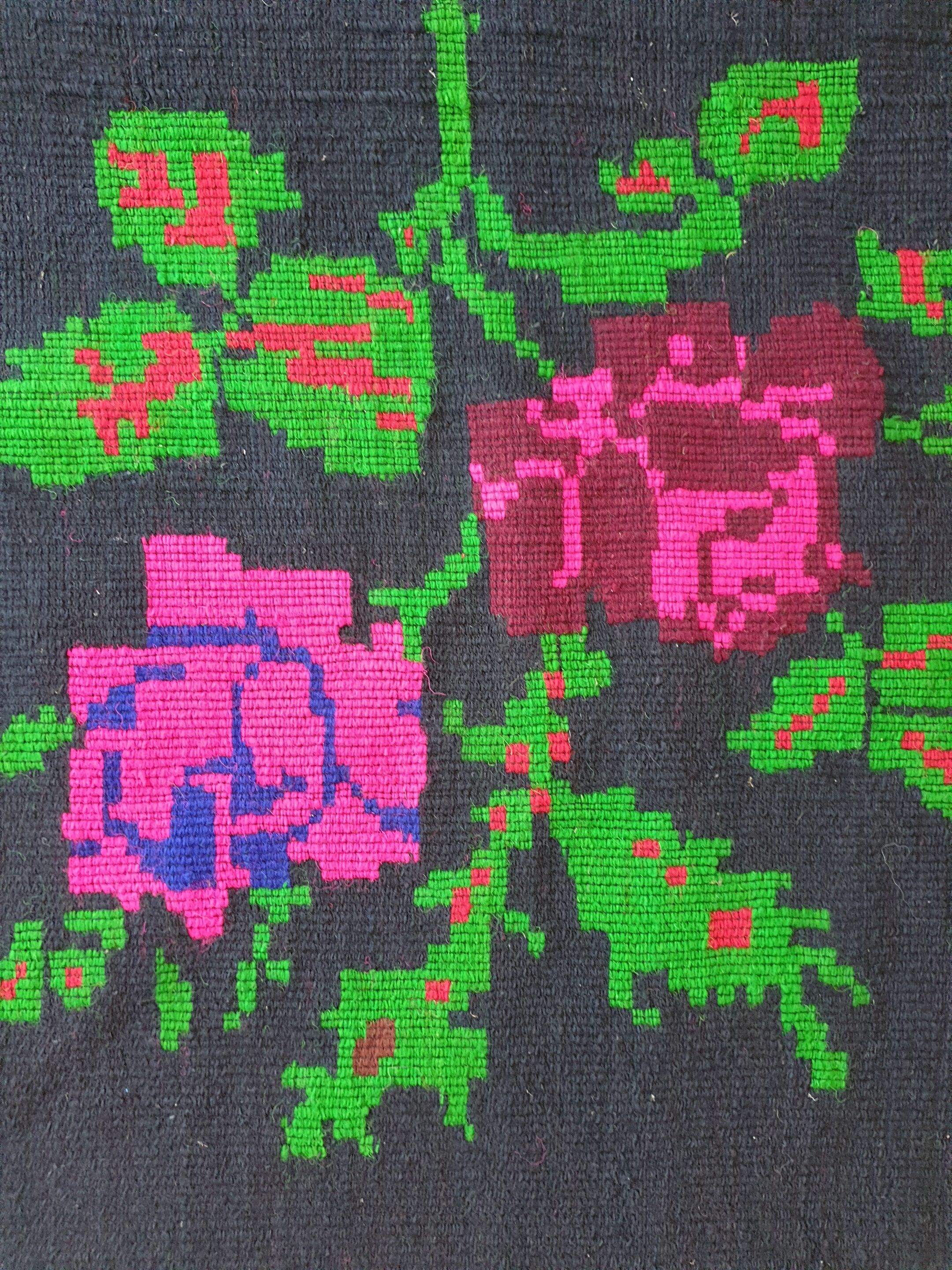 Tapis roumain tissé à la main, fond noir avec de grandes roses