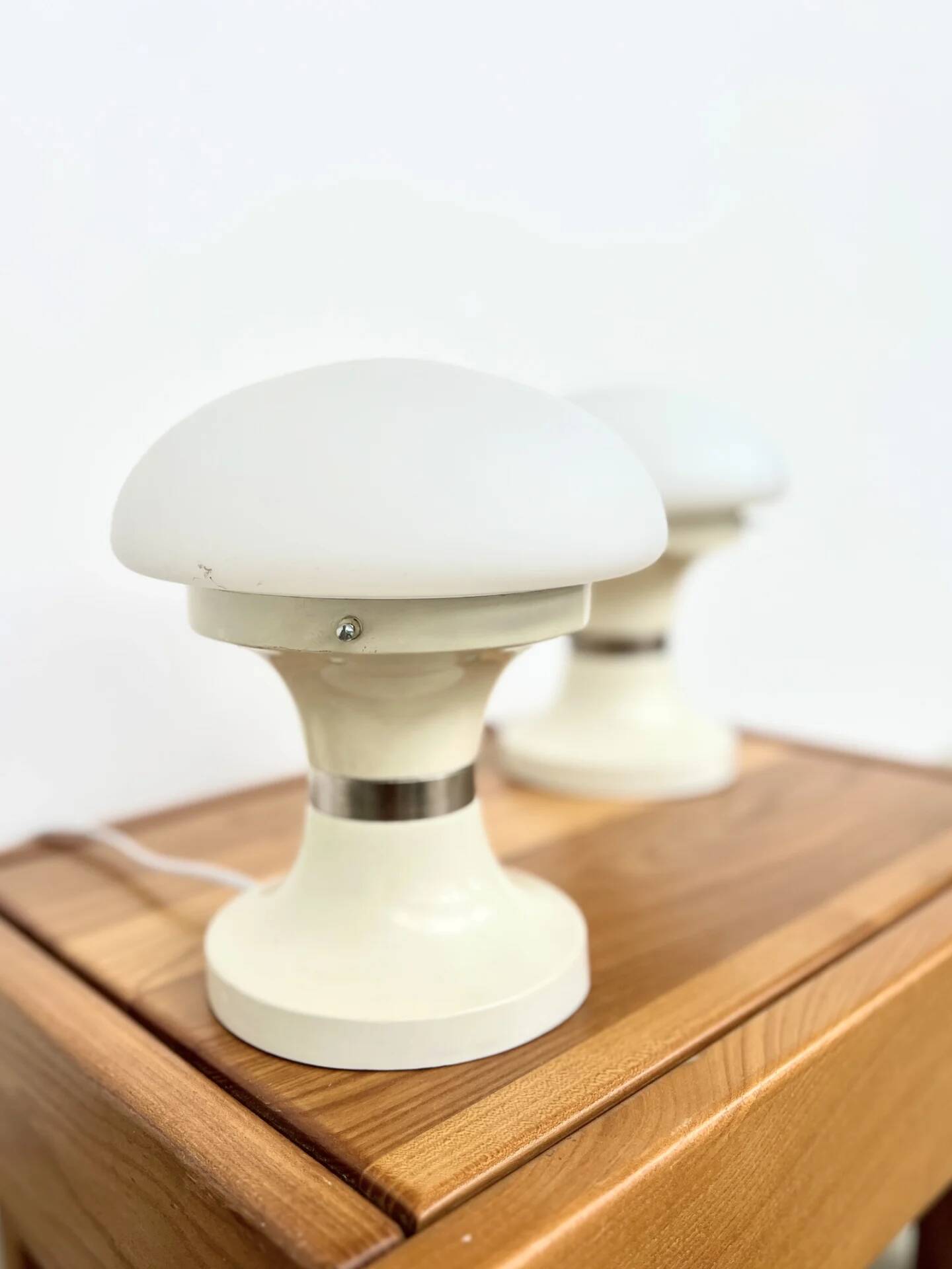 Paire de lampes champignon — Opaline blanche et métal laqué — Années 70
