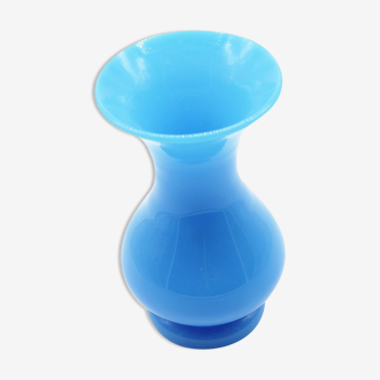 Vase en opaline bleu