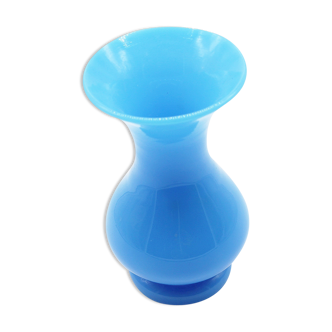 Vase en opaline bleu