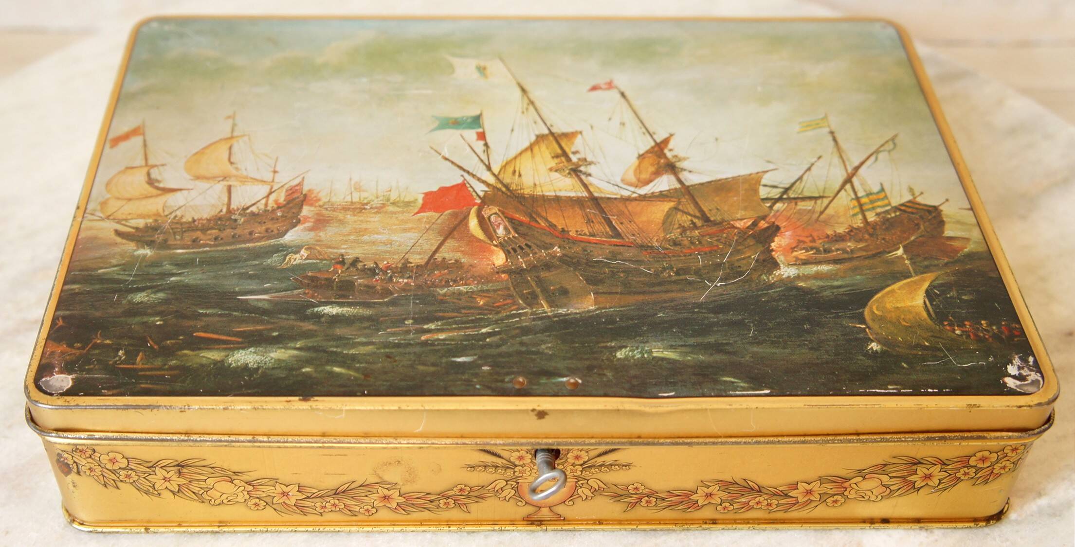 Lithographed sheet metal key box with its key