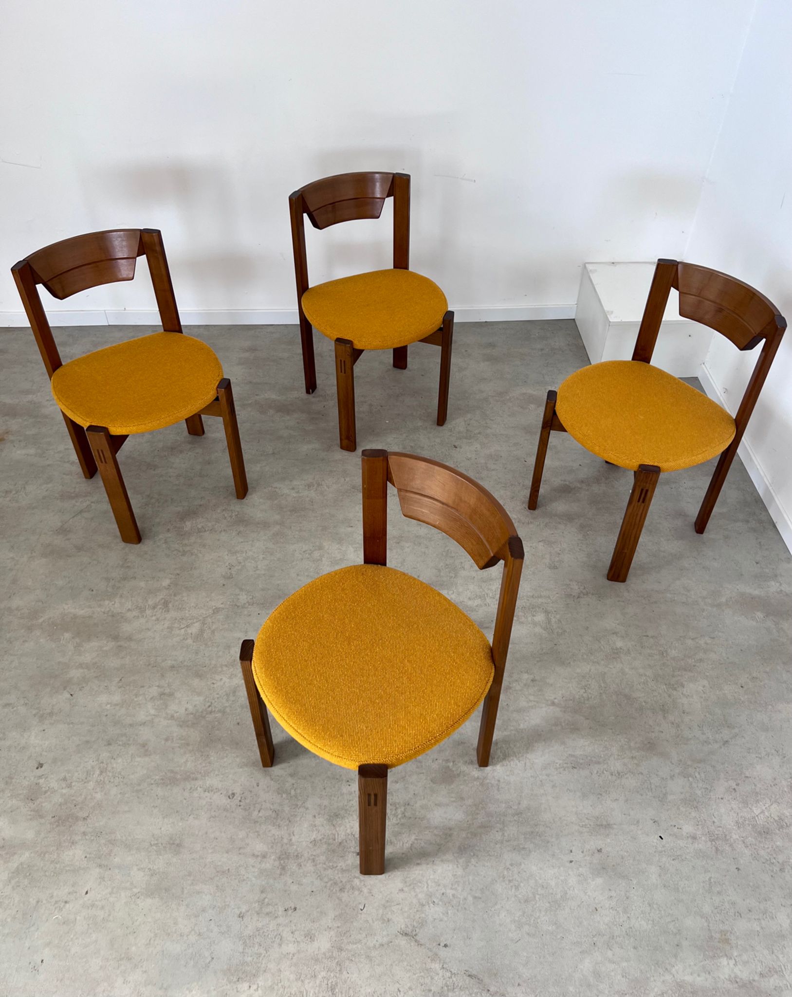 Set of 4 Scandinavian style chairs Girsberger 70s vintage solid wood