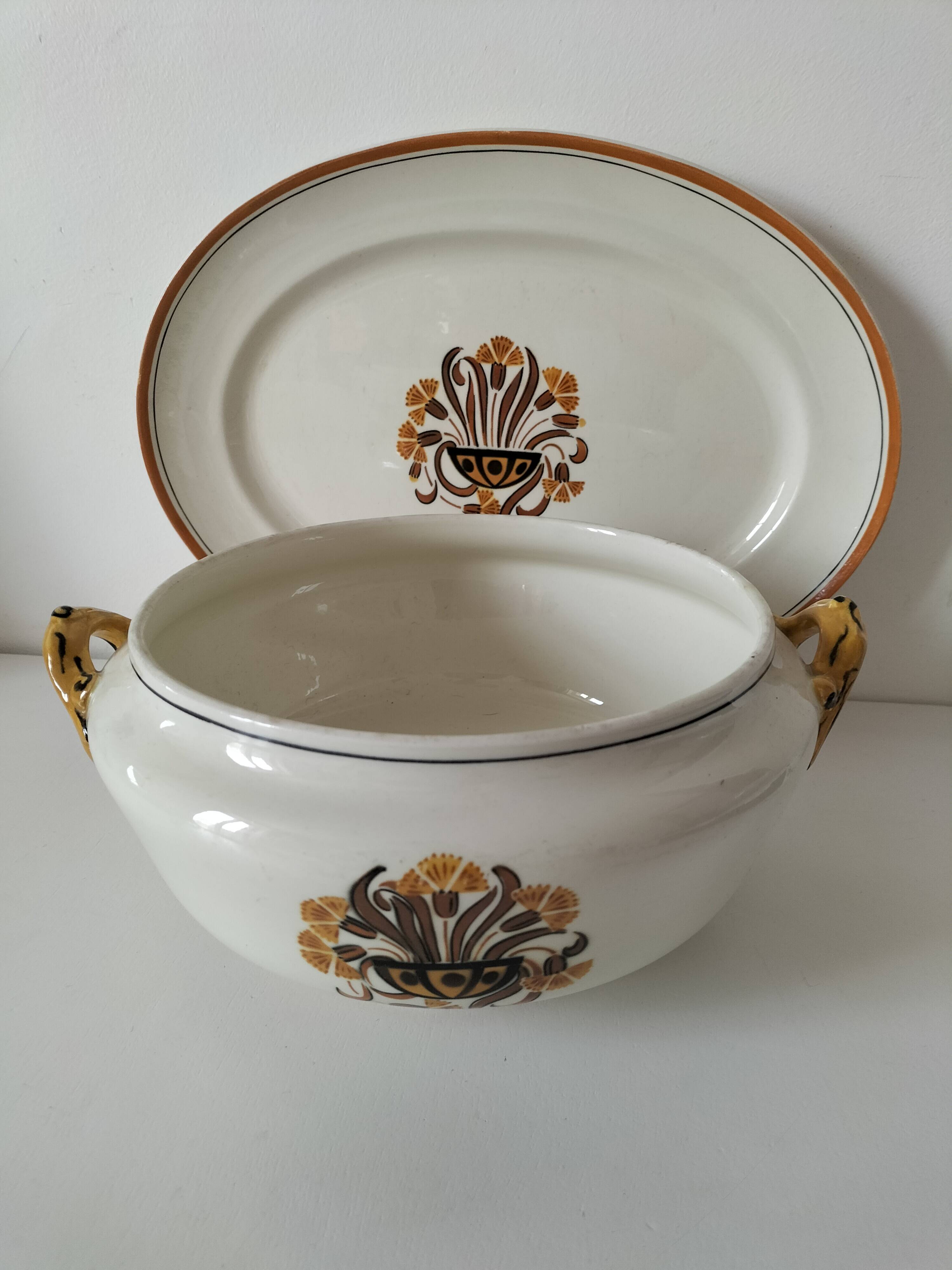 Pair of earthenware plates from Creil and Montereau, decorated with carnations, 1876-1920