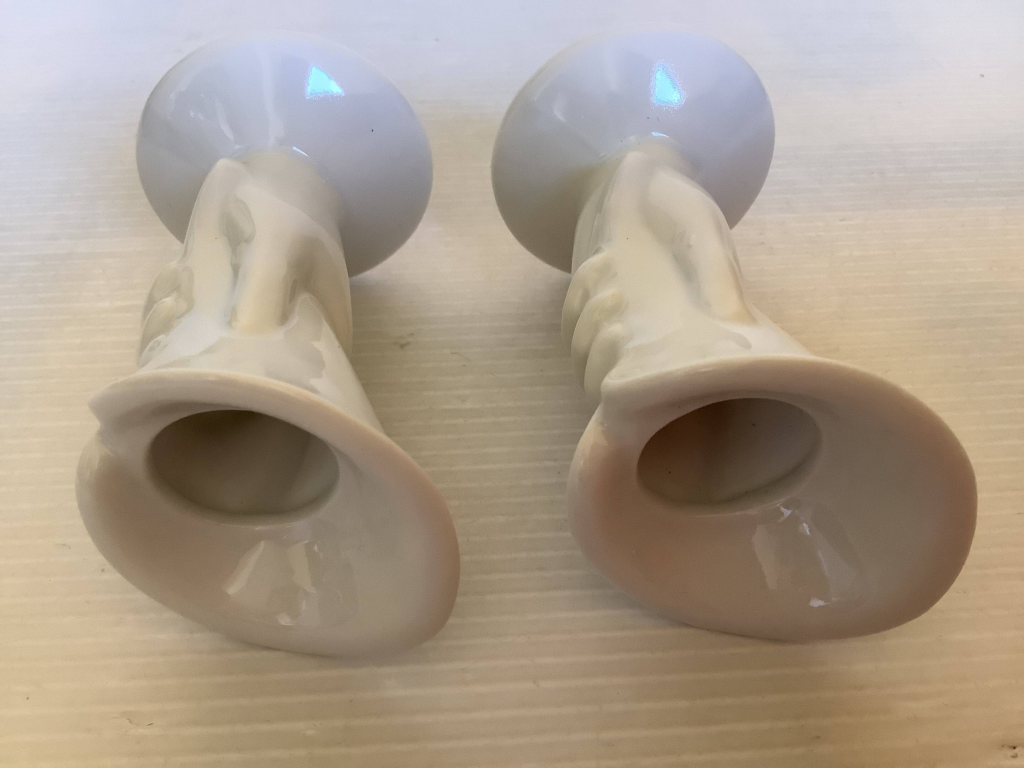 Paire de petits vases bougeoirs mains