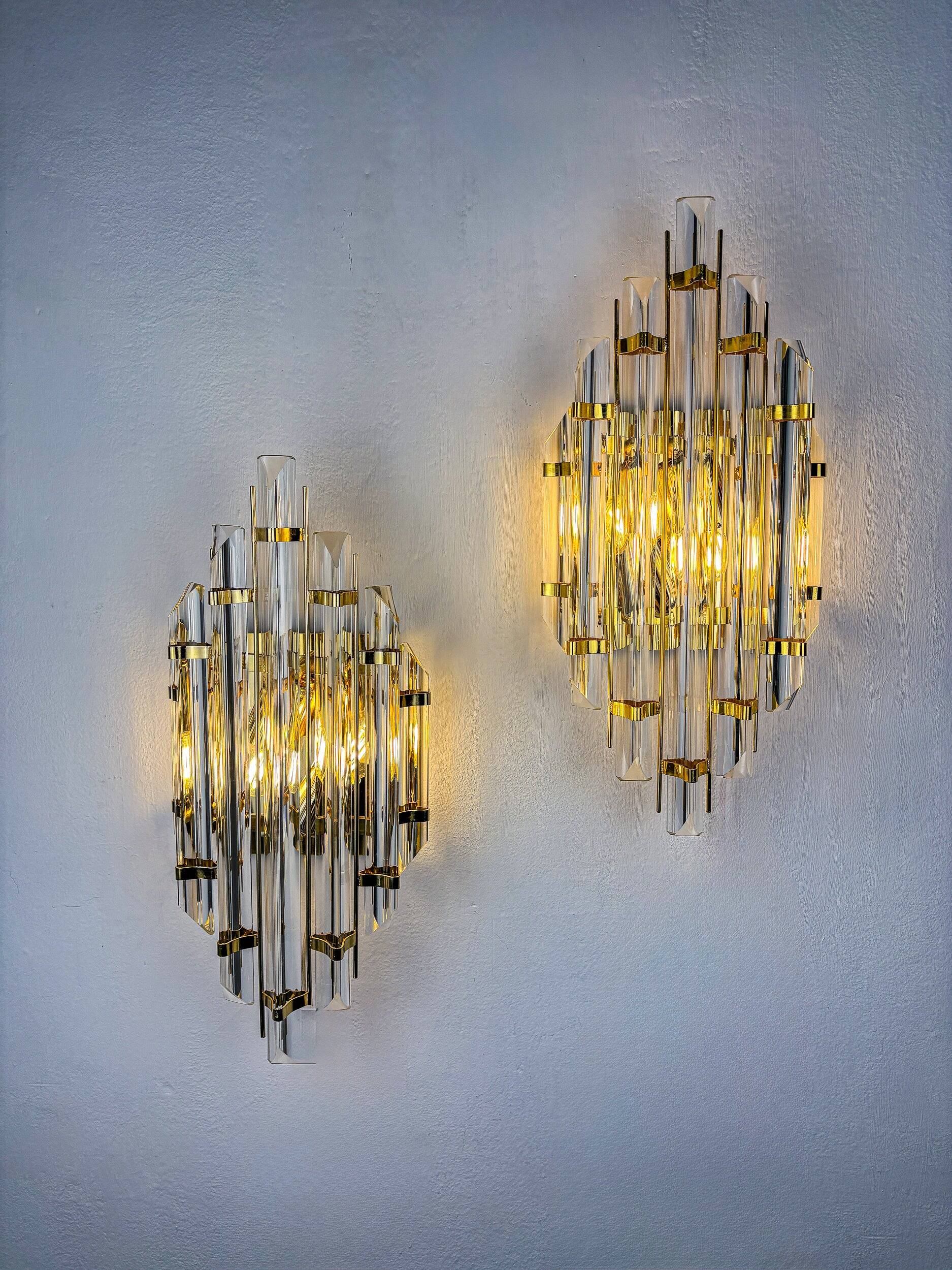 Paire de grands appliques Venini, en verre taillé Triedi, Italie, vers les années 1970.