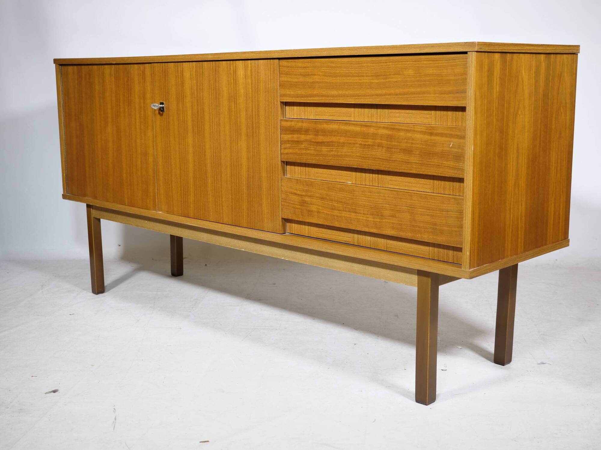 Buffet des années 1960 en teck.