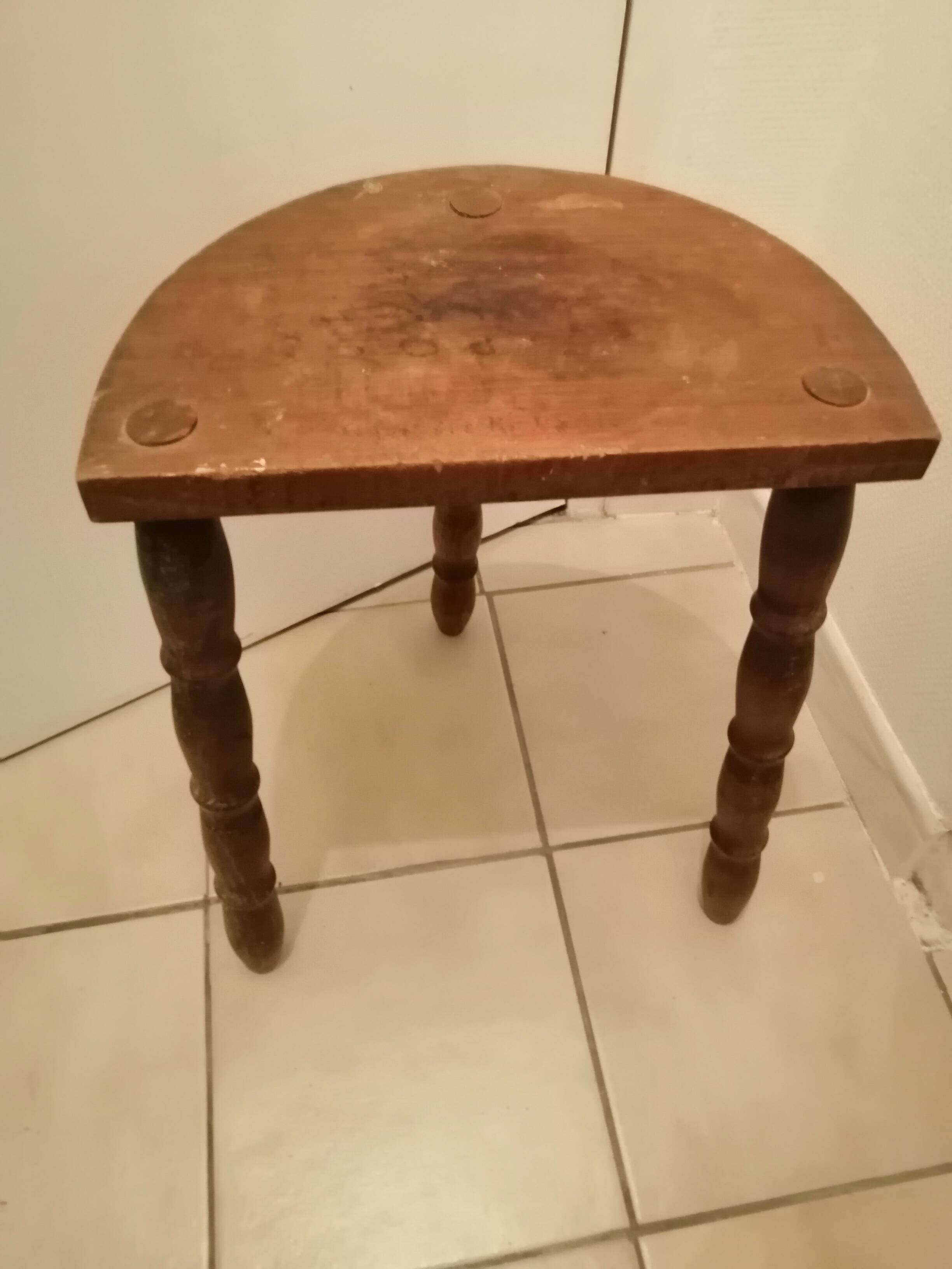 Tabouret tripode demi lune en bois massif