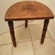Tabouret tripode demi lune en bois massif