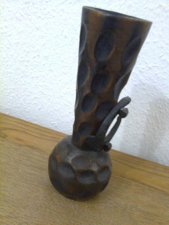 vase en bois sculpté pour fleurs sèches, décoré par un petit fer à cheval