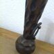 vase en bois sculpté pour fleurs sèches, décoré par un petit fer à cheval