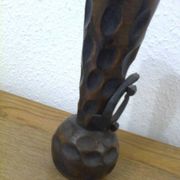 vase en bois sculpté pour fleurs sèches, décoré par un petit fer à cheval