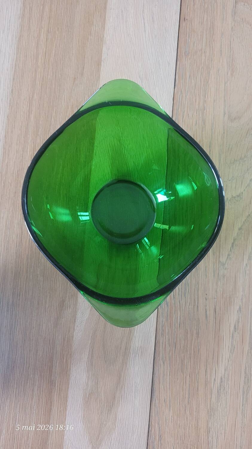 2 ear bowls in coloured glass Vereco