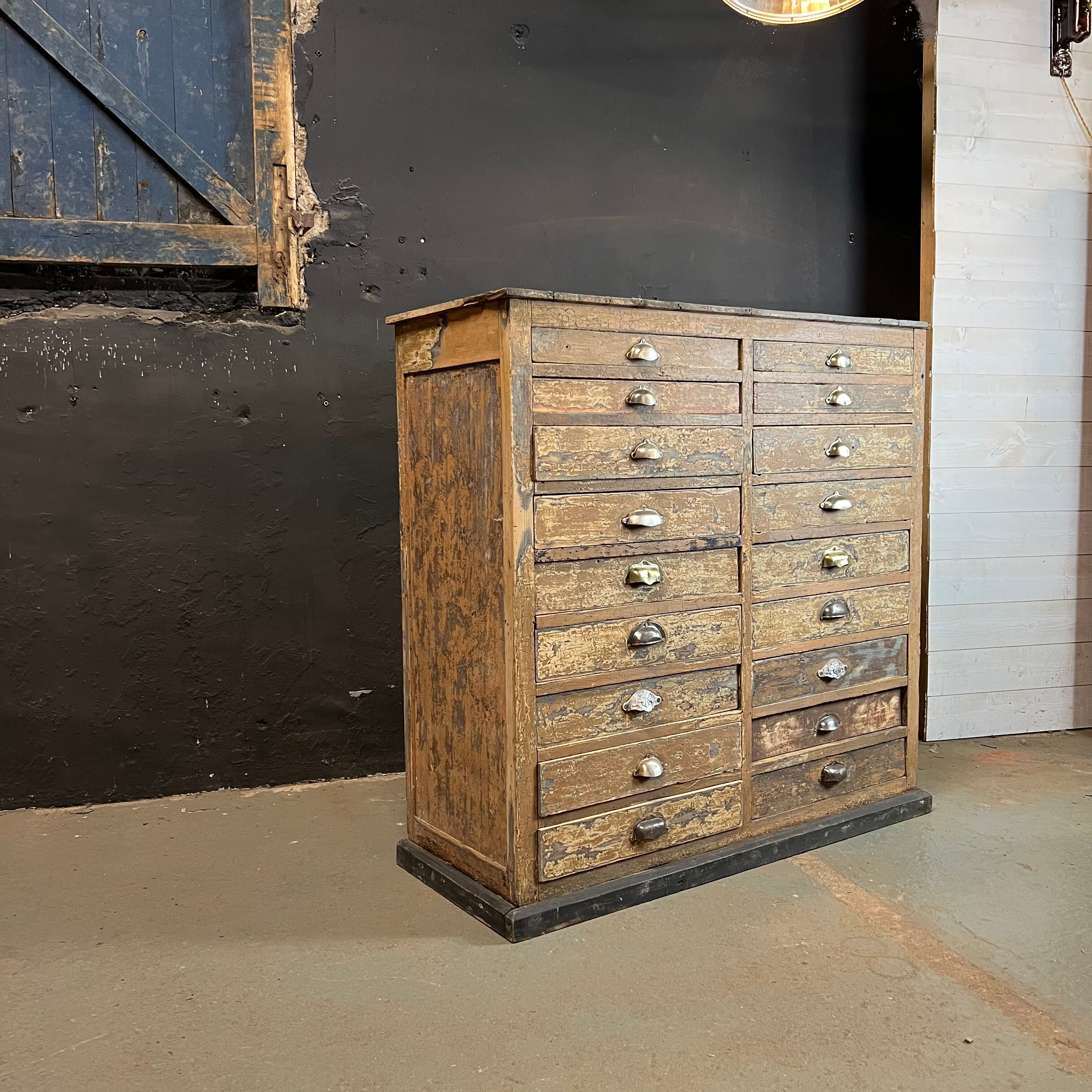 Meuble de métier de peintres à tiroirs