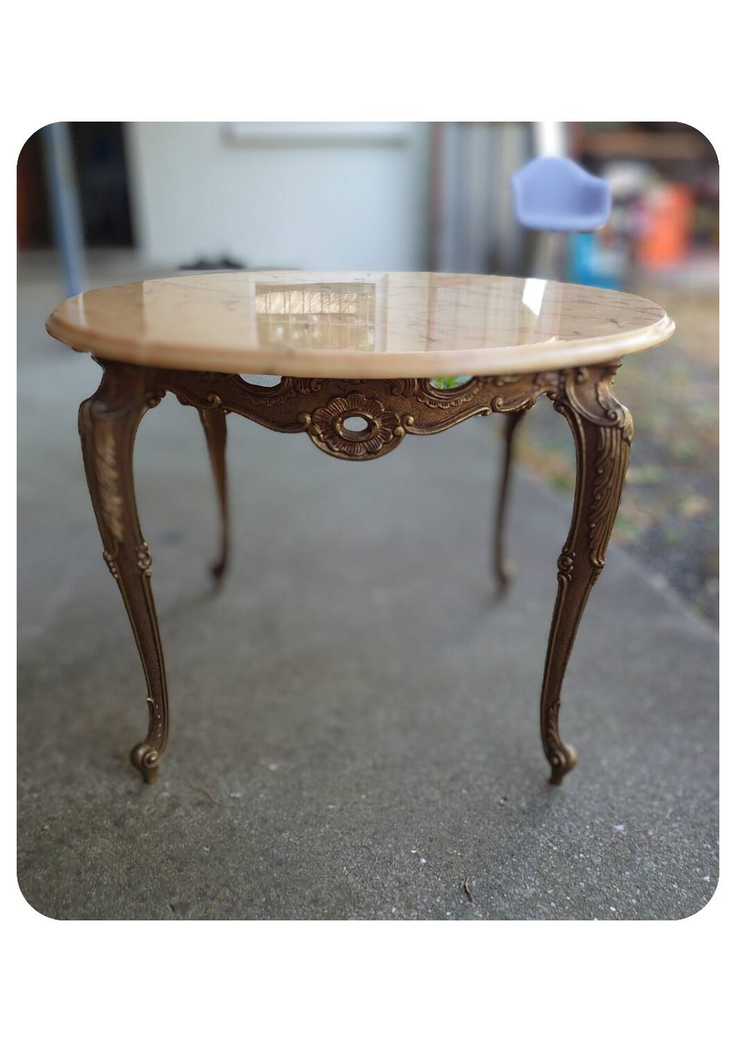Table basse en bronze de style Louis XV avec plateau en marbre, XXe siècle