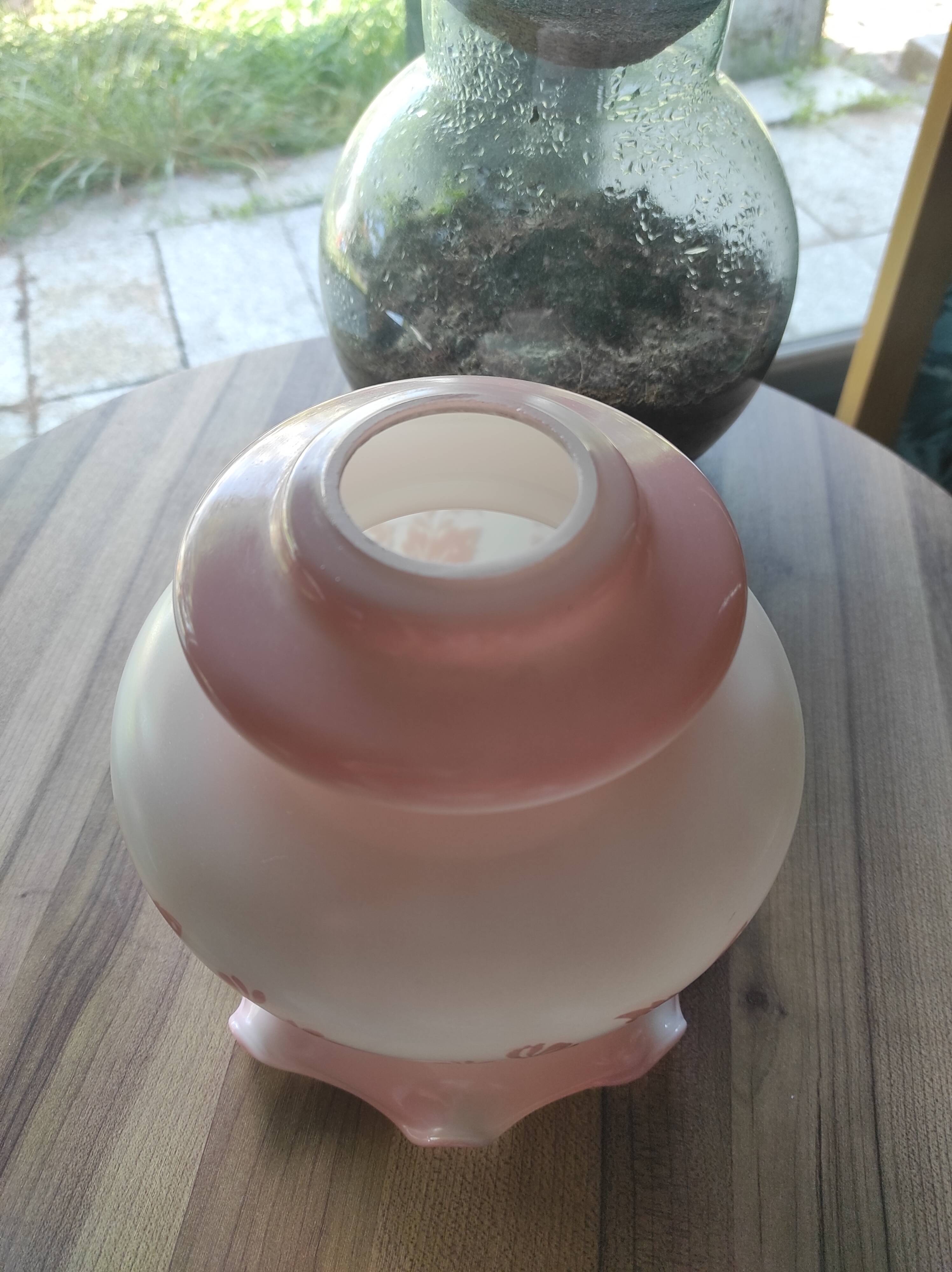 Abat-jour en verre blanc opaline vintage bords dentelés et fleurs roses