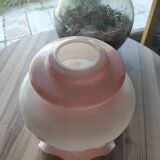 Abat-jour en verre blanc opaline vintage bords dentelés et fleurs roses