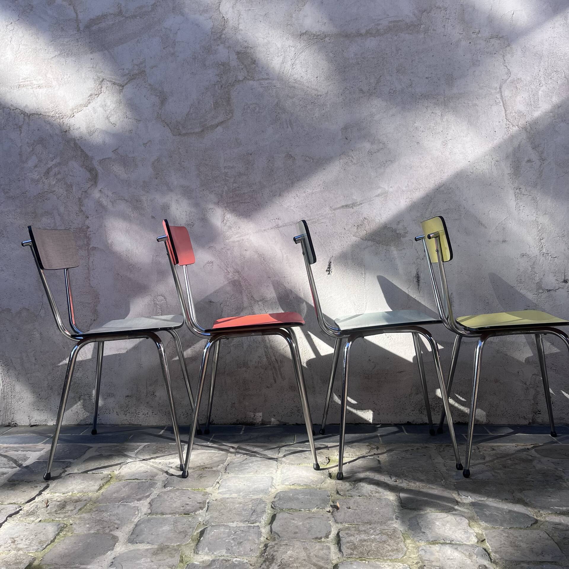 4 chaises en formica