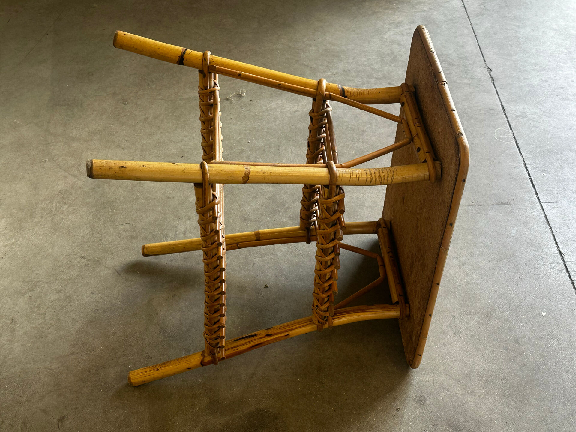 Bamboo and rattan side table with magazine rack – Years