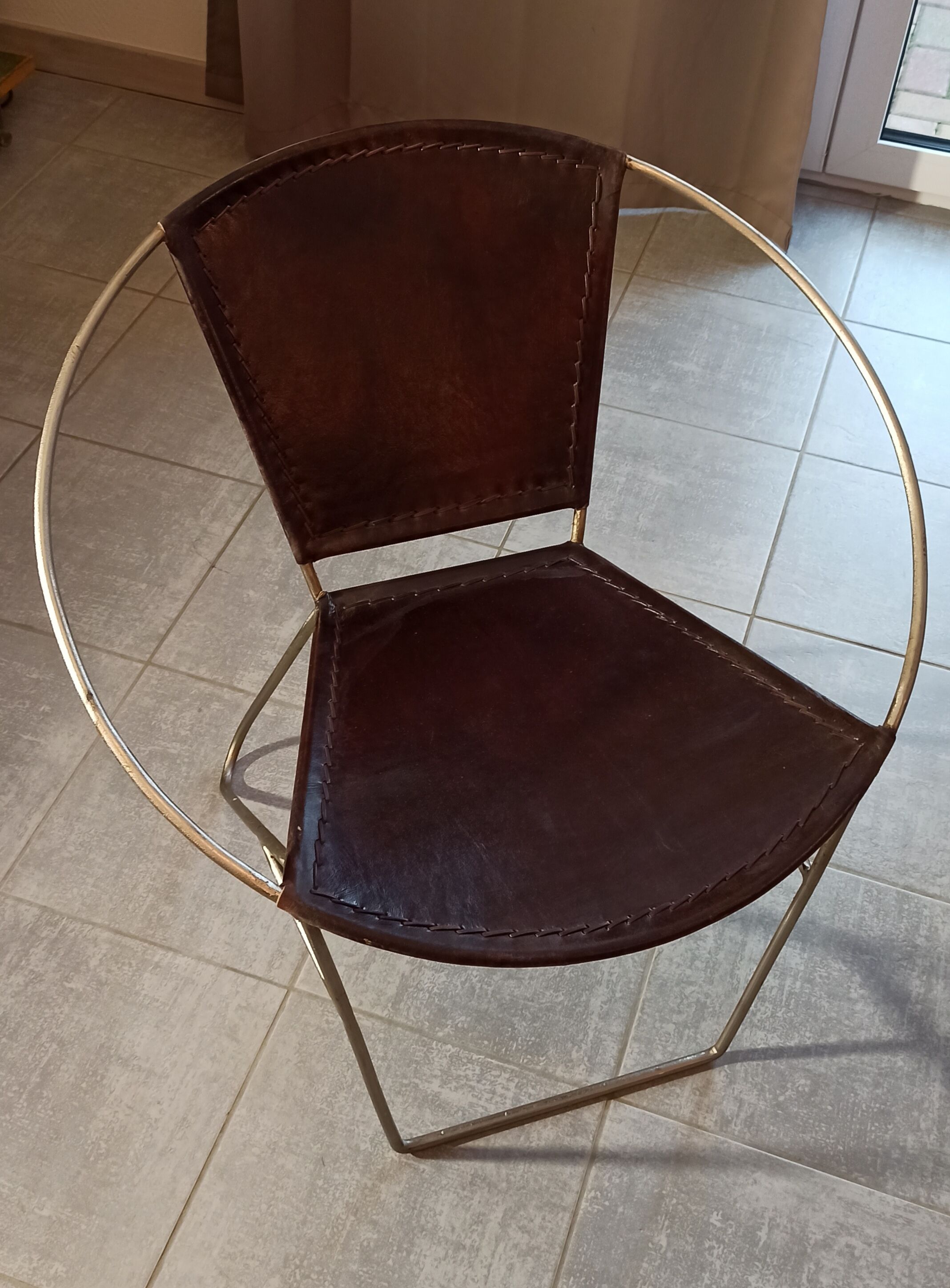 Paire de fauteuils en cuir marron foncé