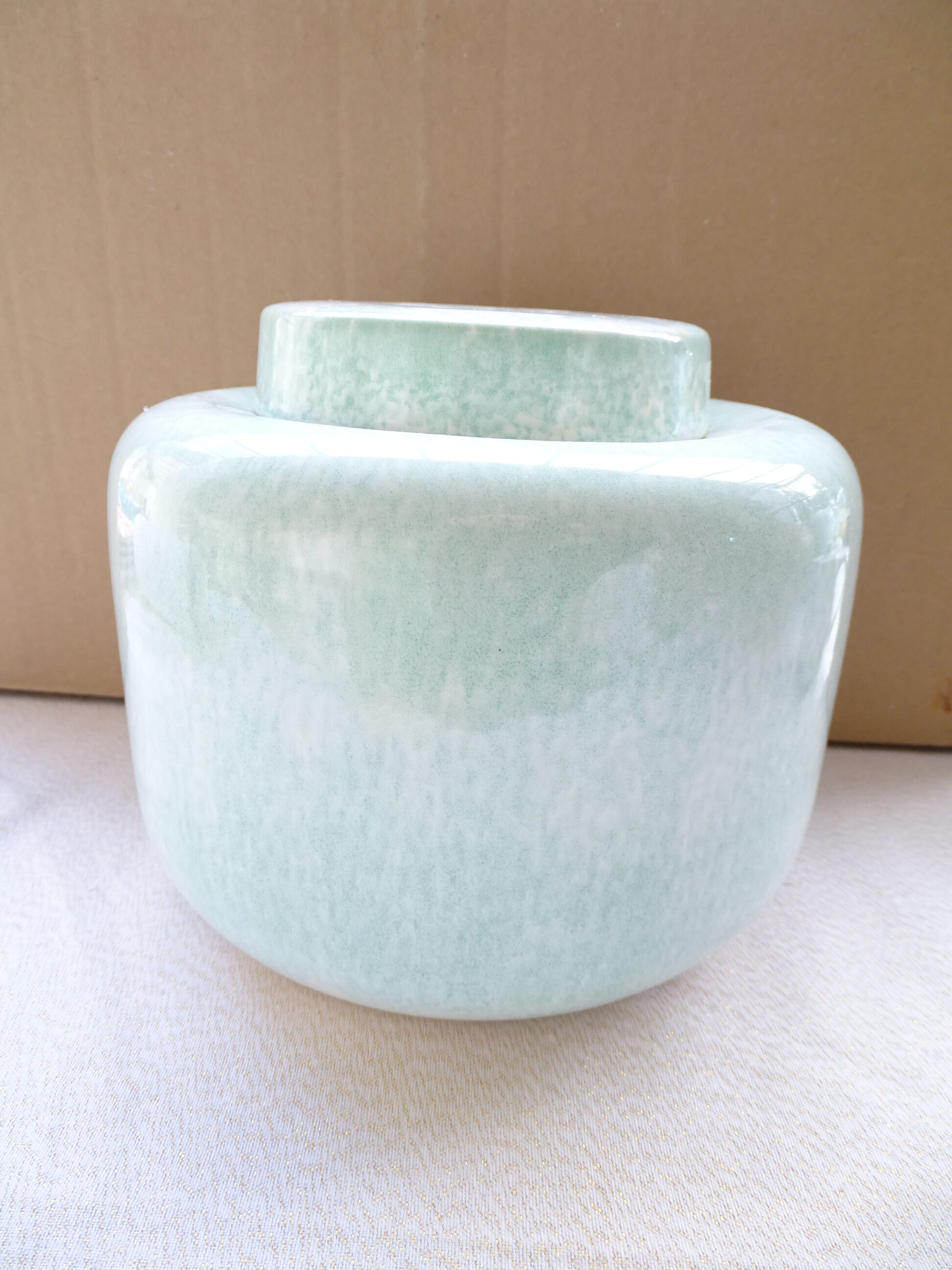 Water green vase with porcelain lid