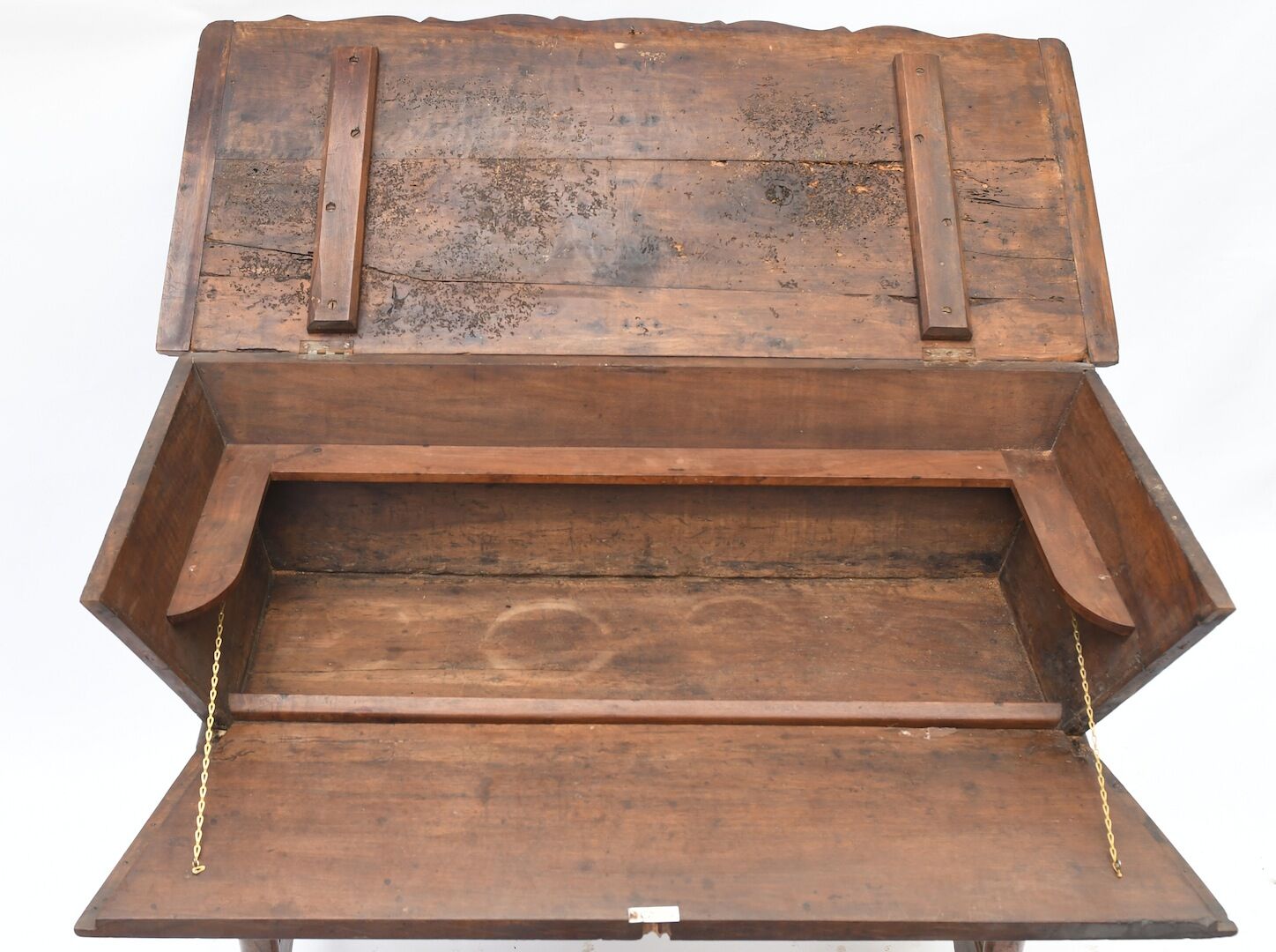 Provençal walnut petri dish