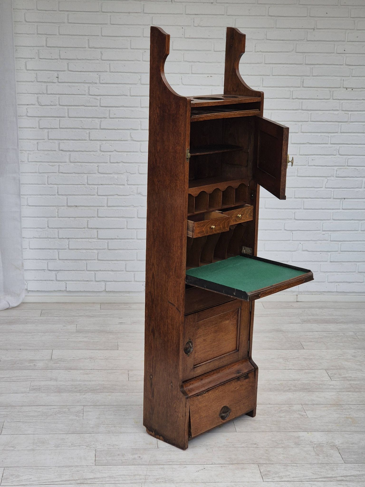 Armoire murale, bon état d'origine, bois de chêne, années 50, design scandinave