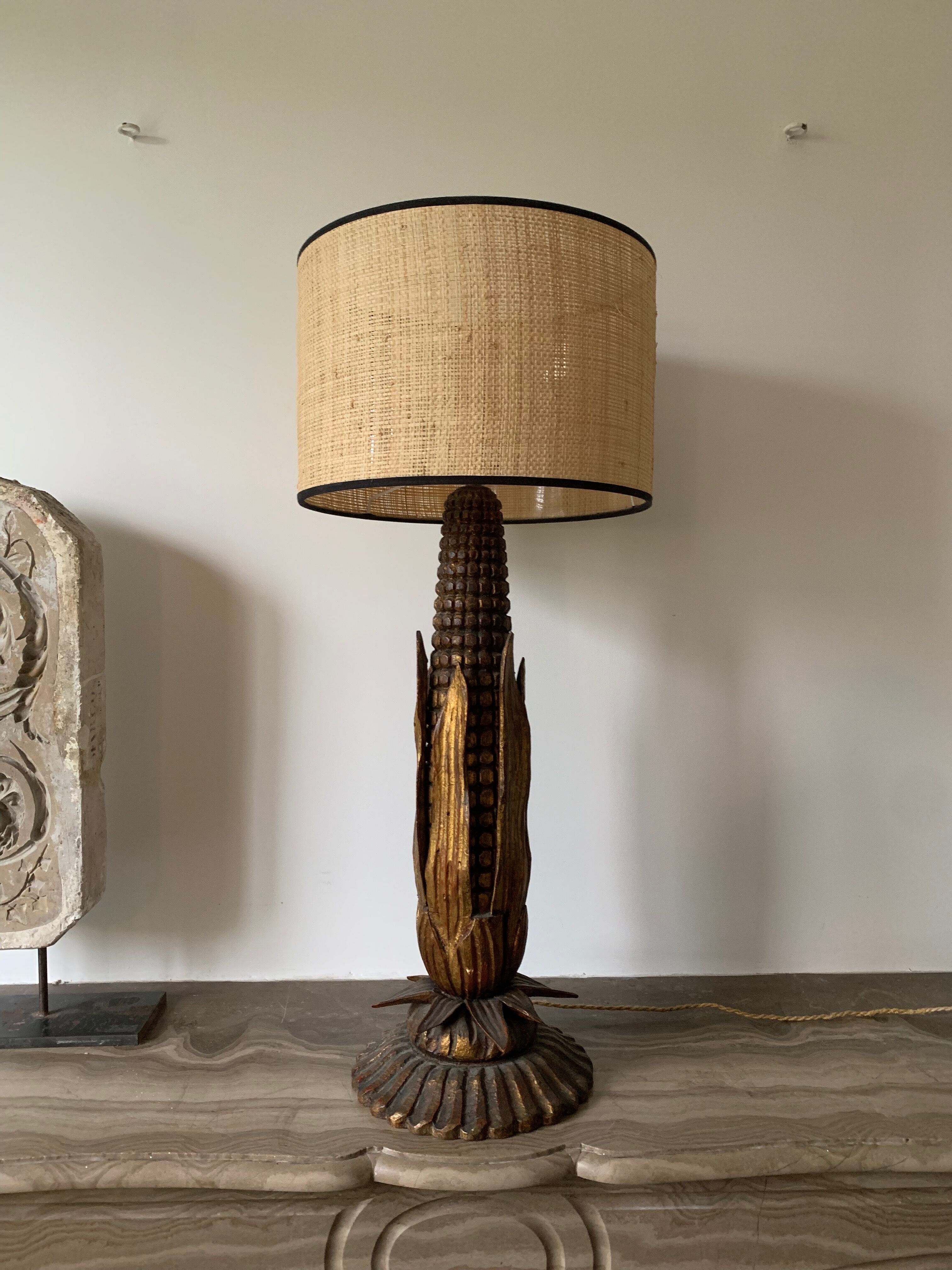 Golden-footed lamp in the shape of a mais