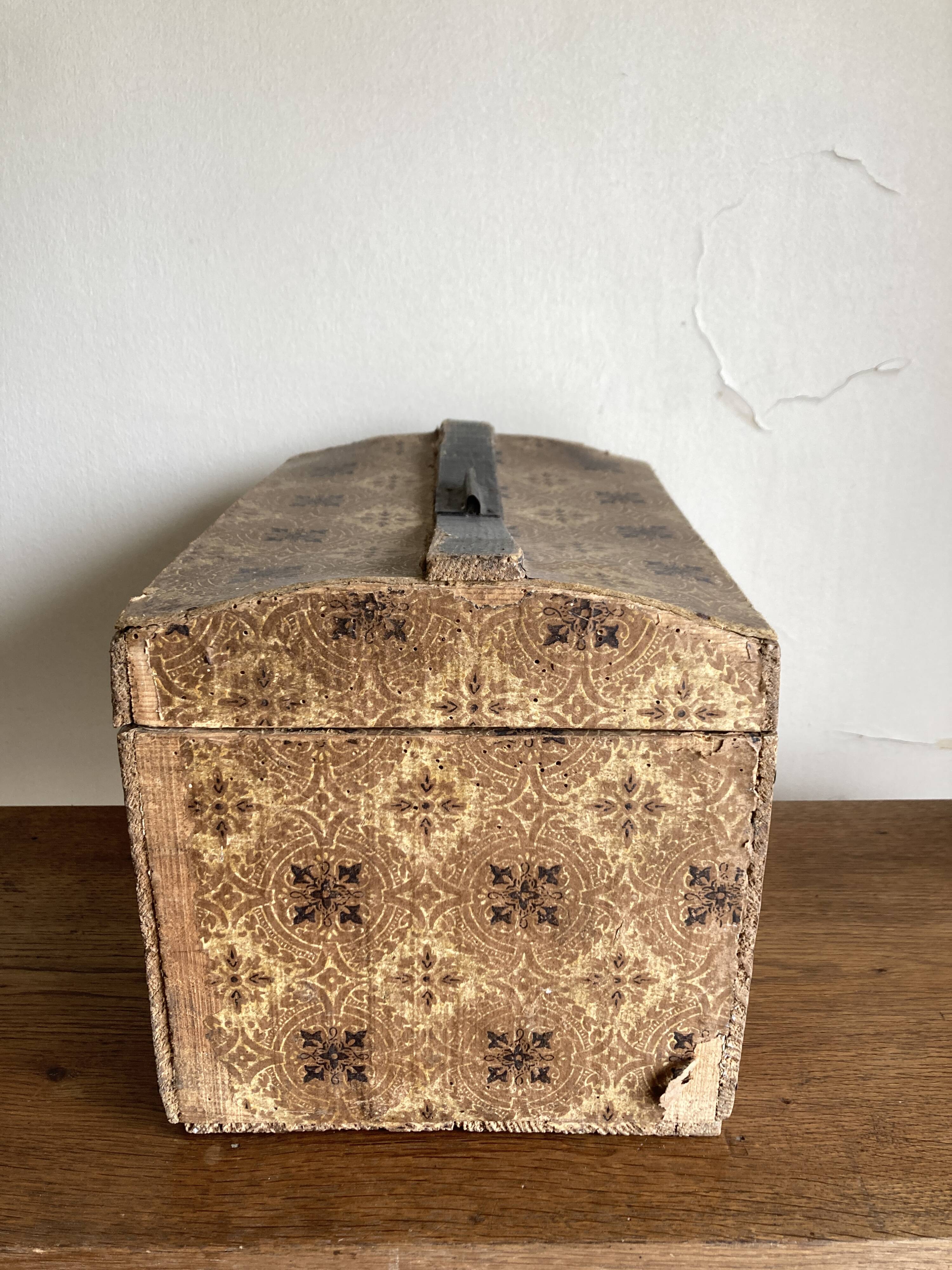 Domed chest in domino paper, 19th century.