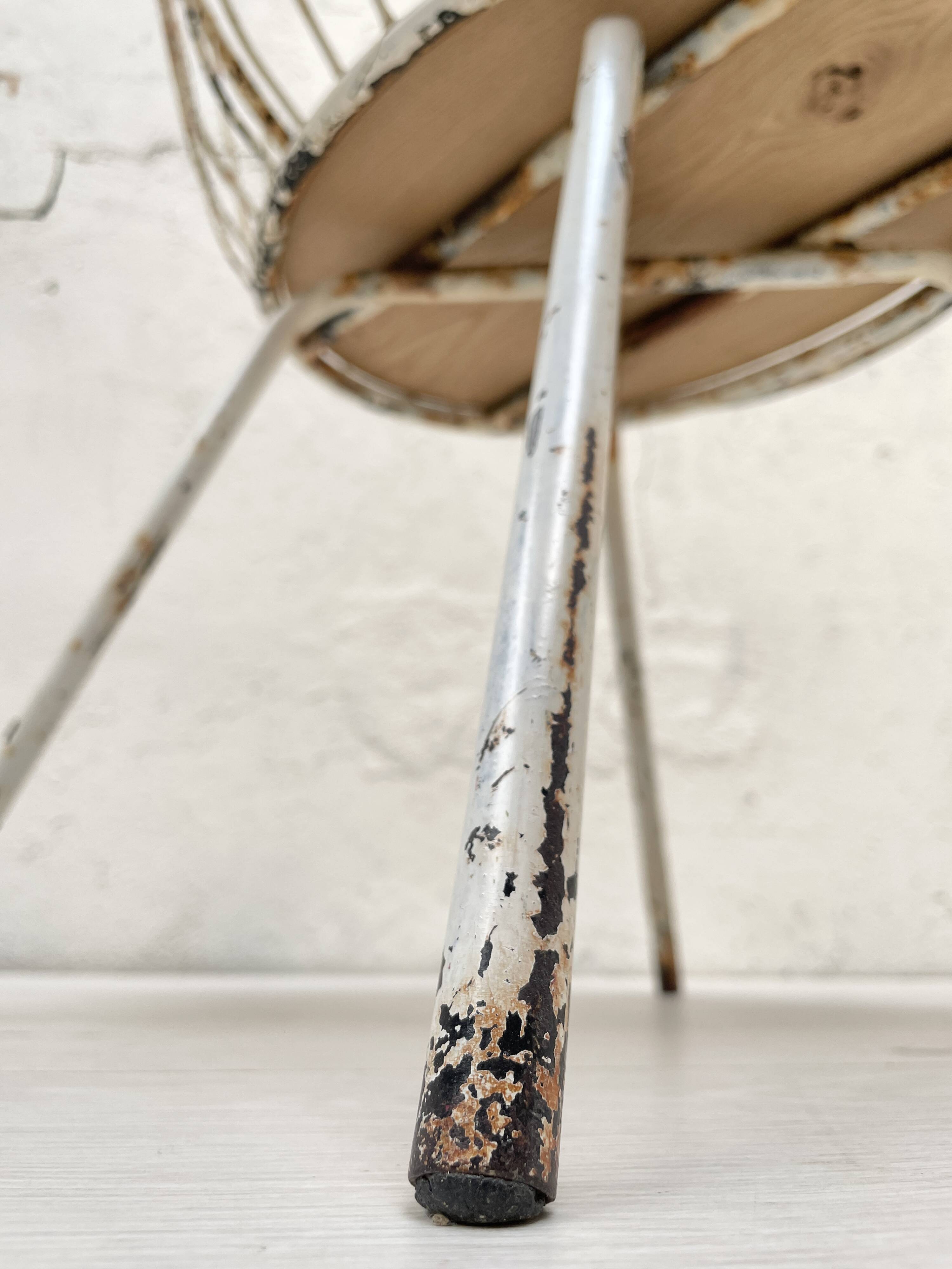 Basket armchair in metal and wood.