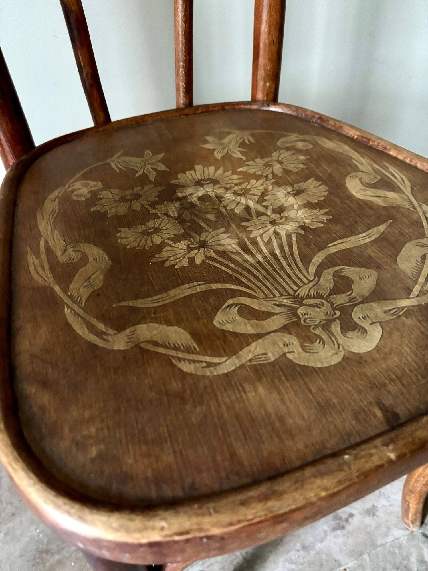 Bistro chair in curved beech and embossed seat