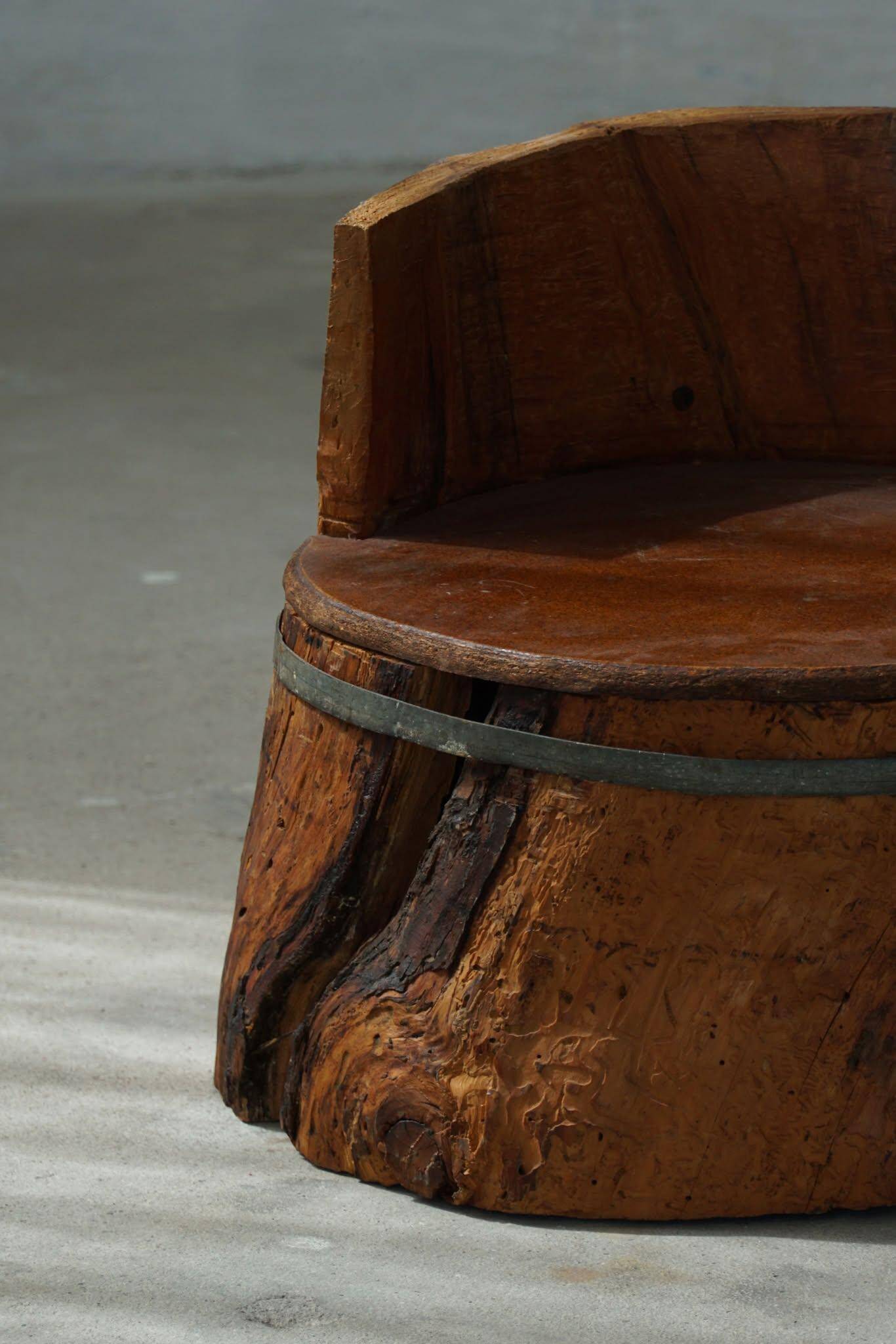 Primitive stump seat in pine, hand-carved, modern Swedish, Wabi Sabi, 1900s.