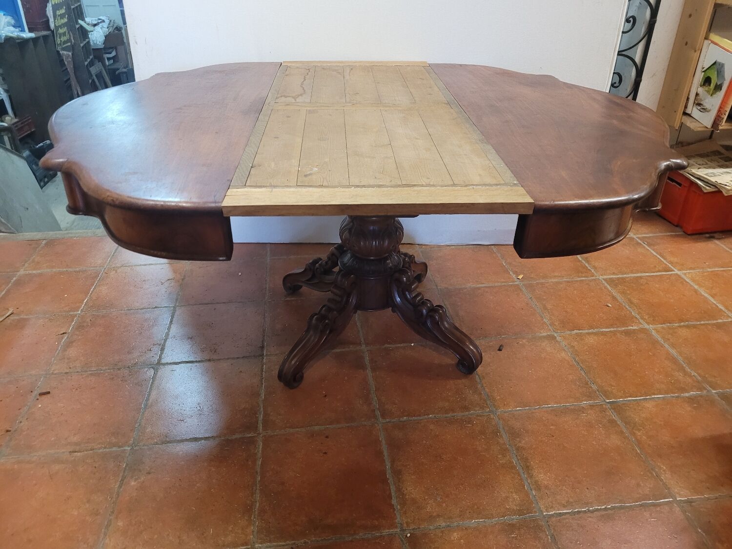 Mahogany gueridon with 1 extension cord