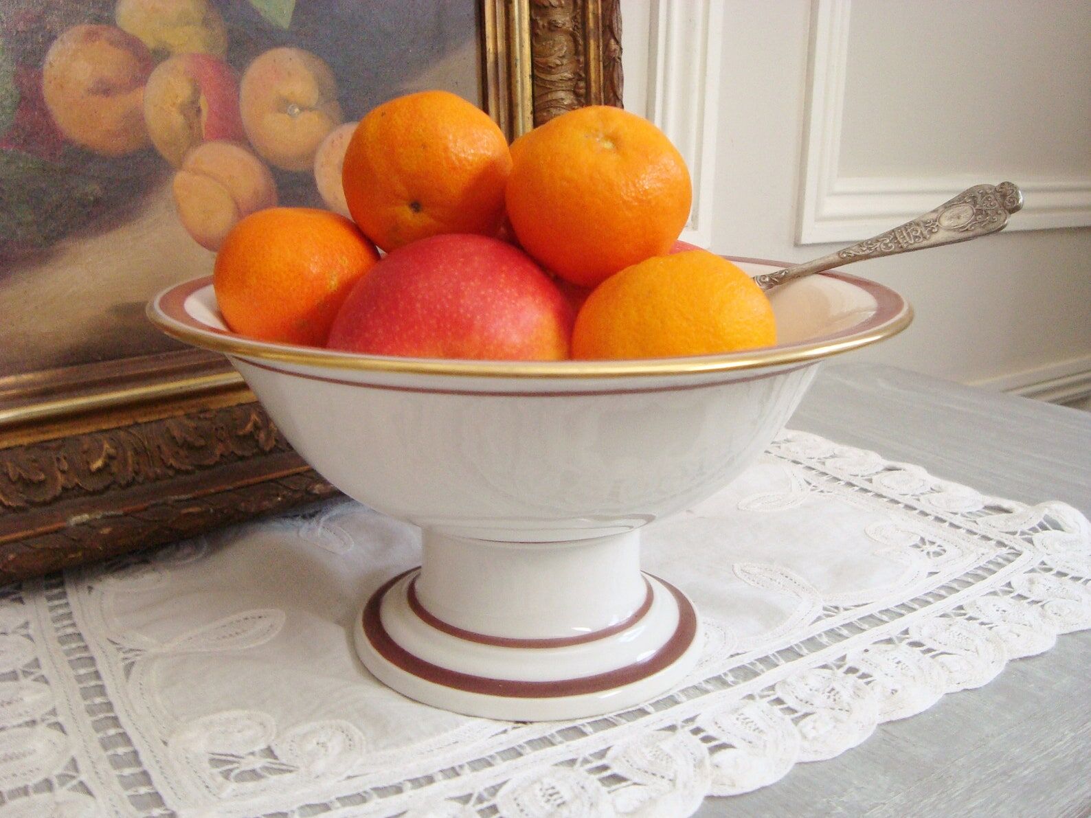 Porcelain standing fruit cup
