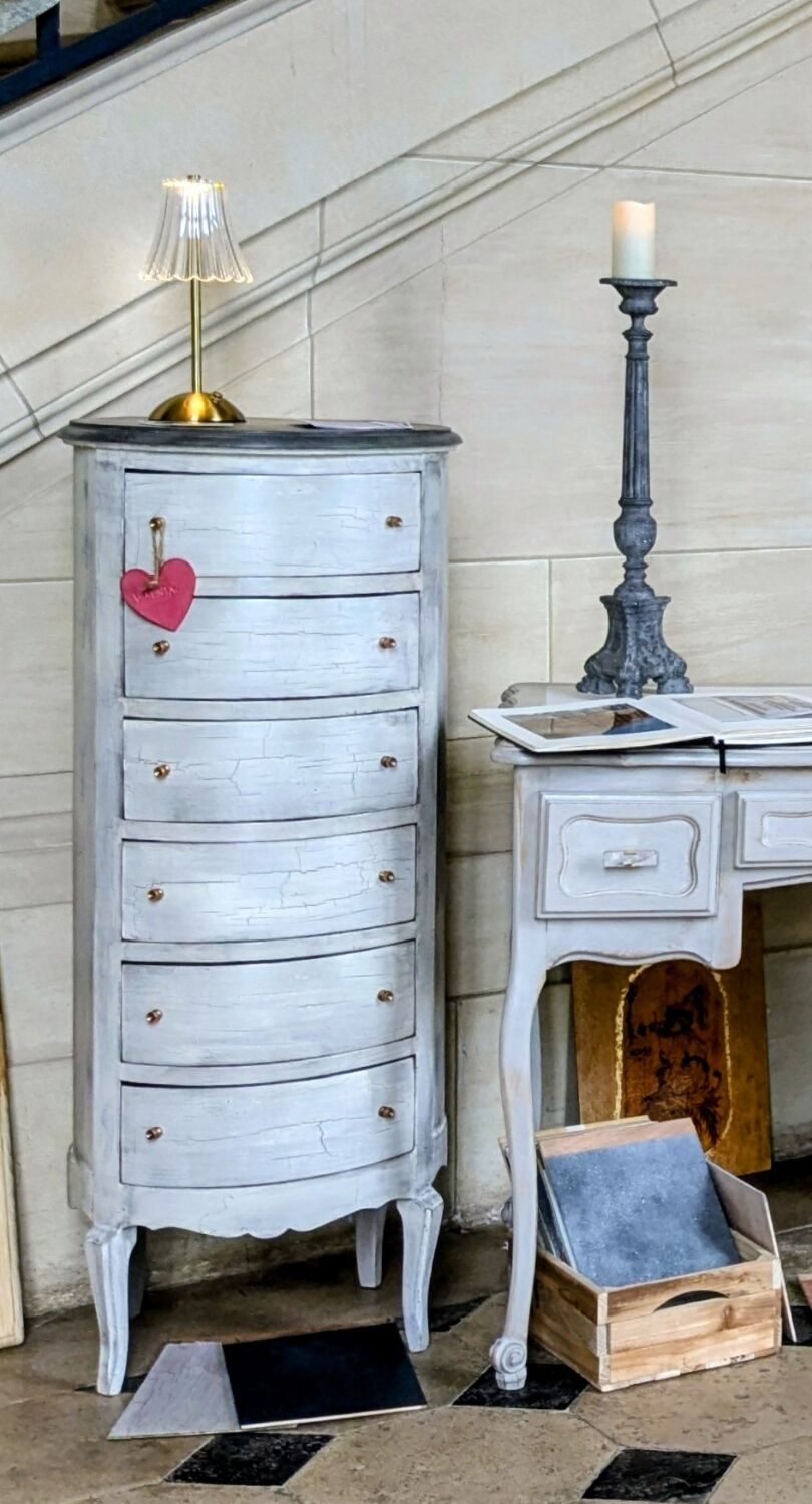 Weekly planner, cylindrical chest of drawers