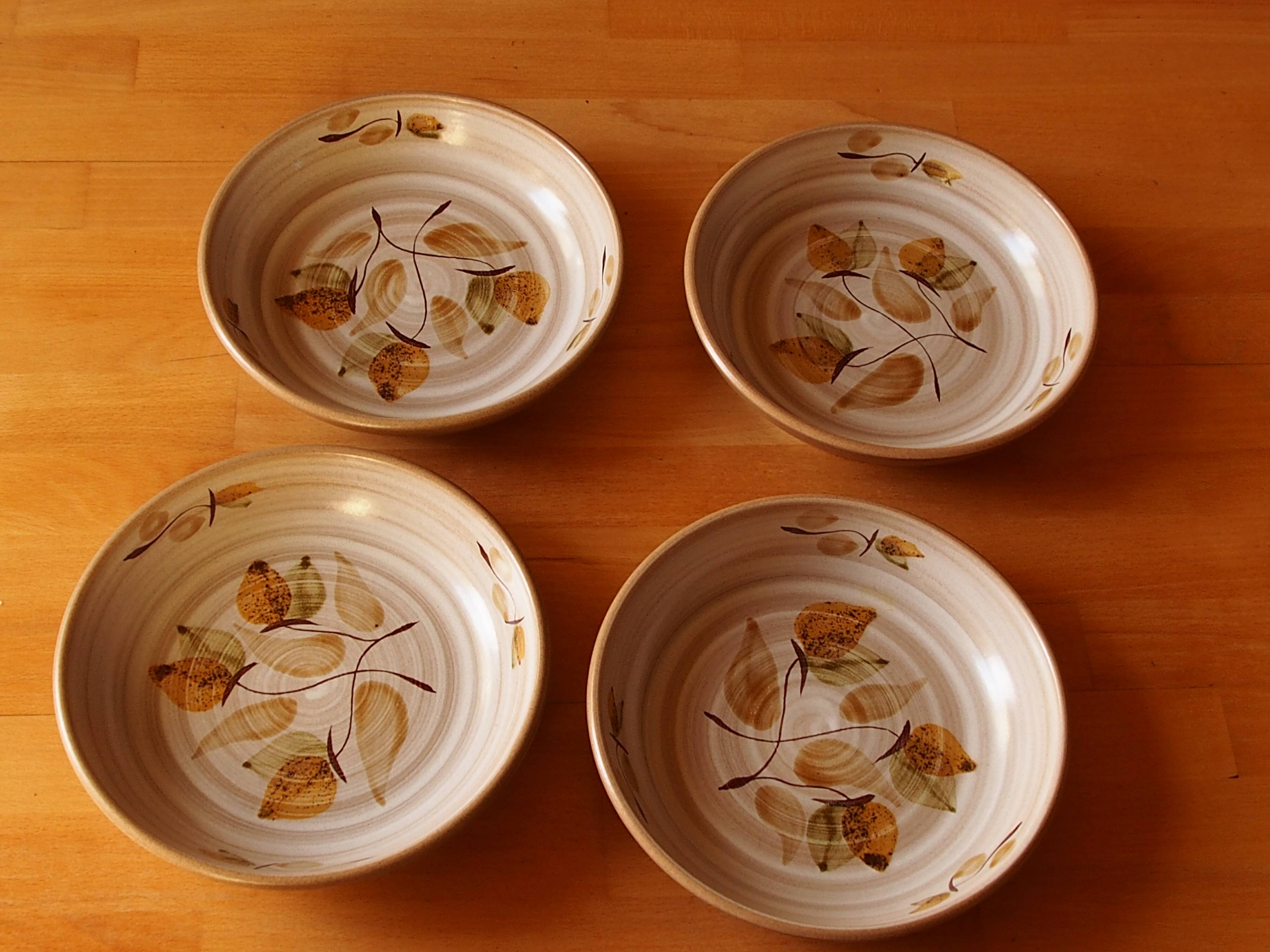 Four bowl-shaped plates in vintage Niderviller stoneware with plant decoration