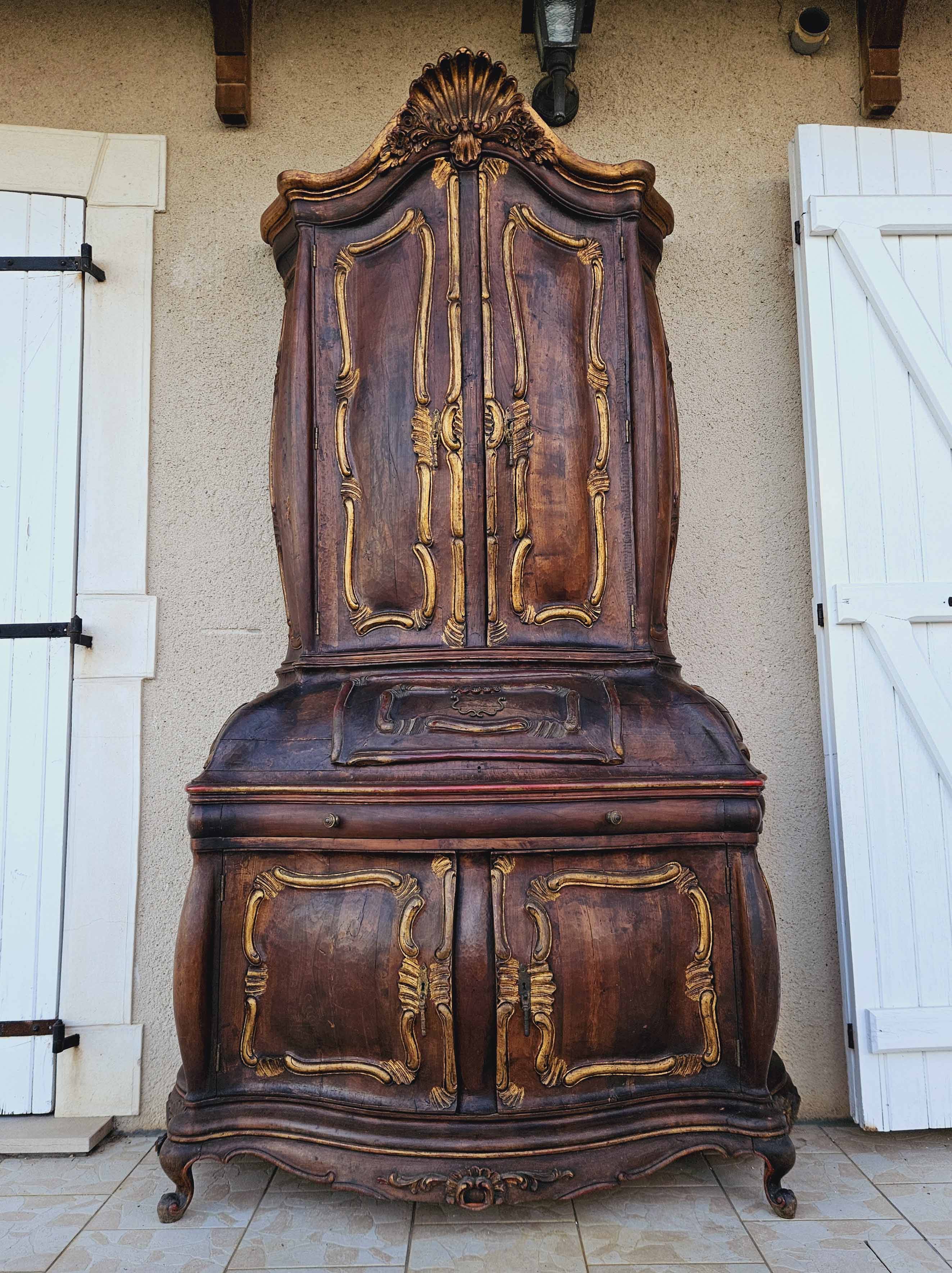 Rounded buffet in venetian baroque style