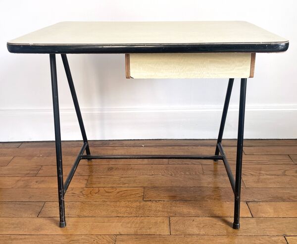 Bureau + chaise d'enfant en formica