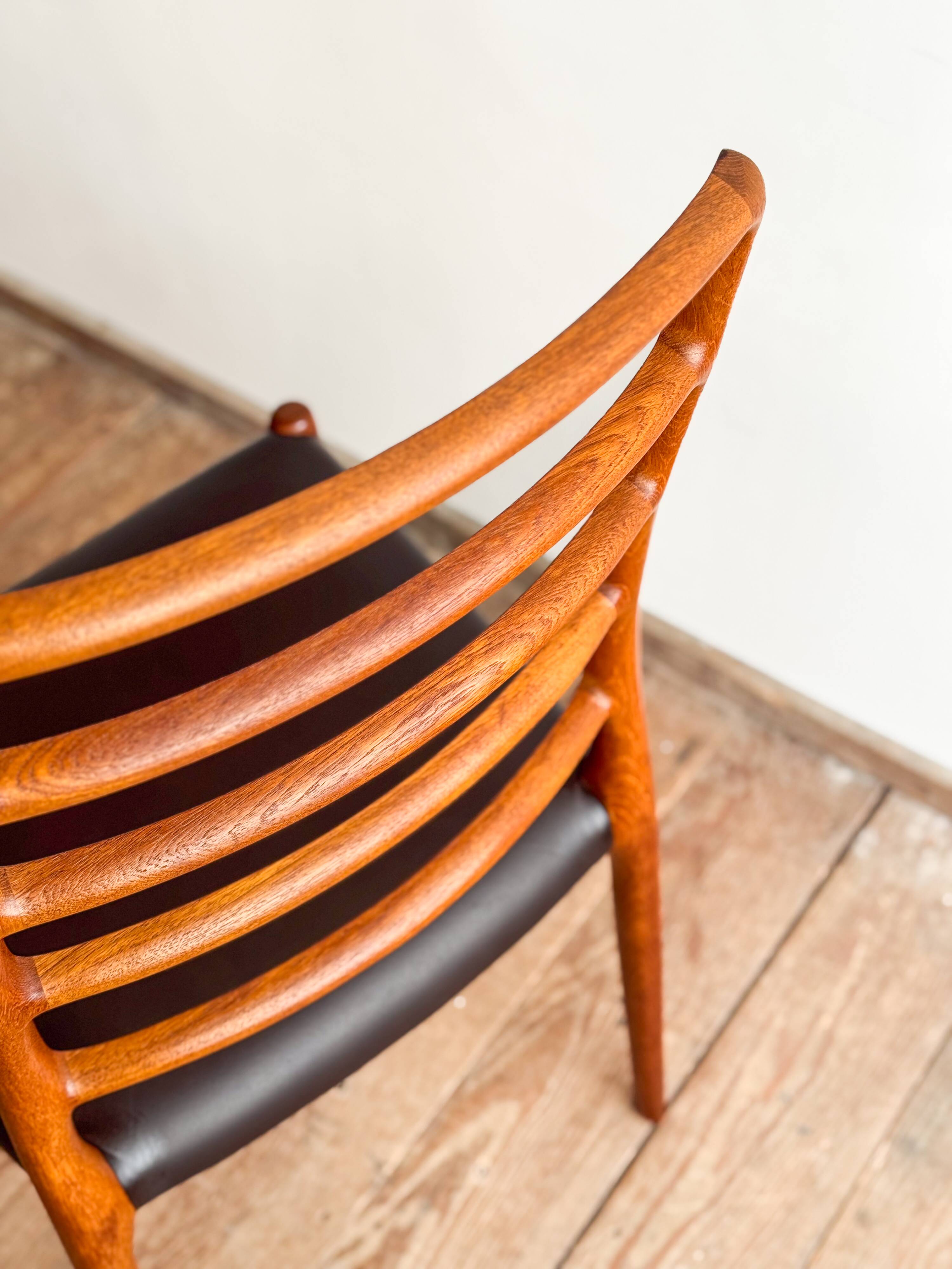 Chaise modèle 82 « Ambassade » en teck massif par Niels O. Møller, Danemark