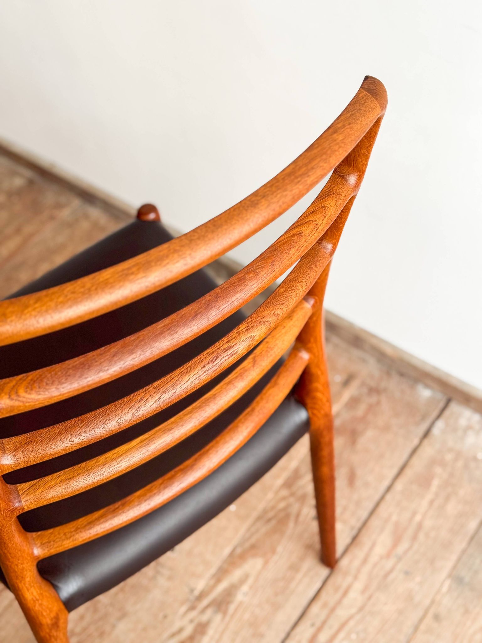 Chaise modèle 82 « Ambassade » en teck massif par Niels O. Møller, Danemark