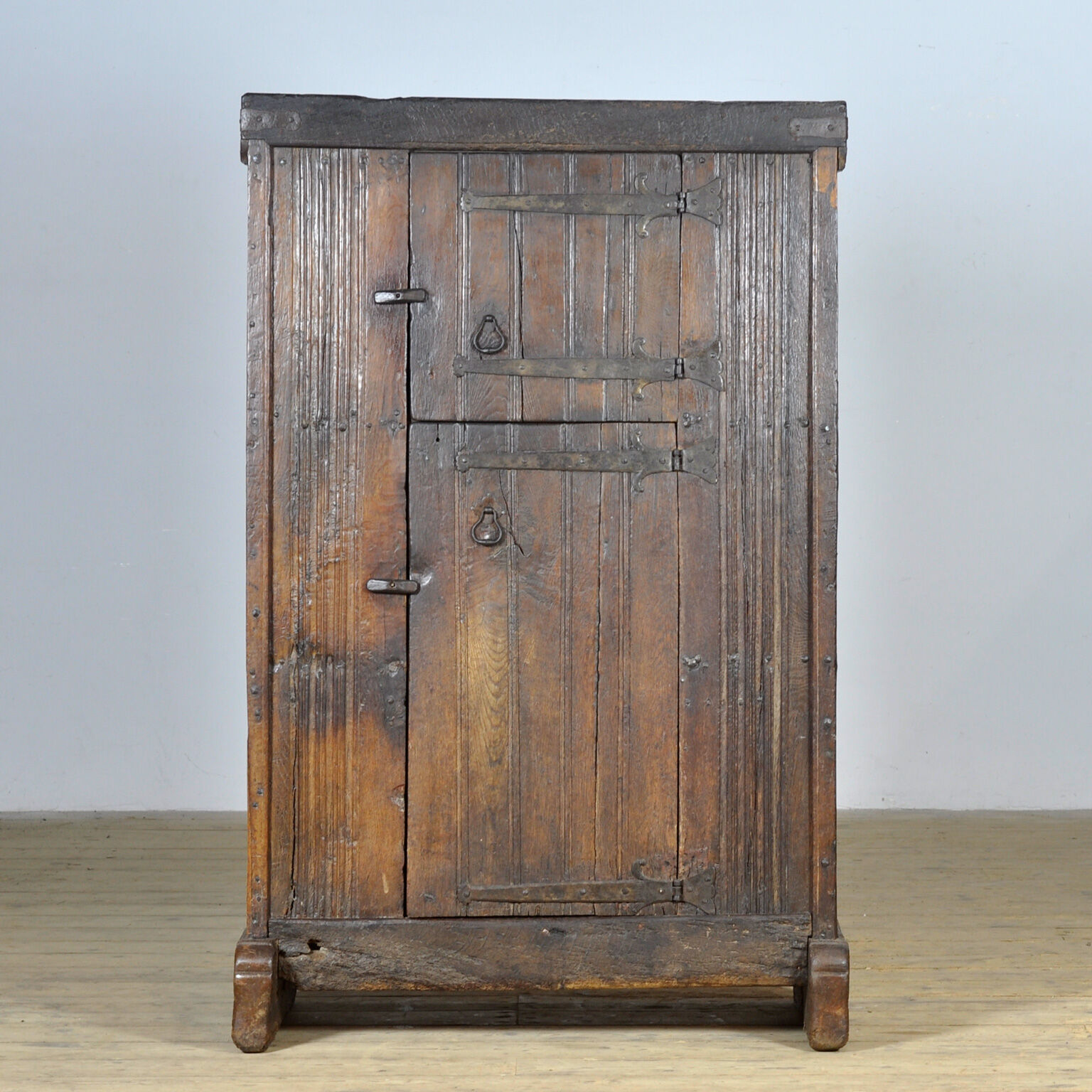 Basque oak storage cabinet, 17th century