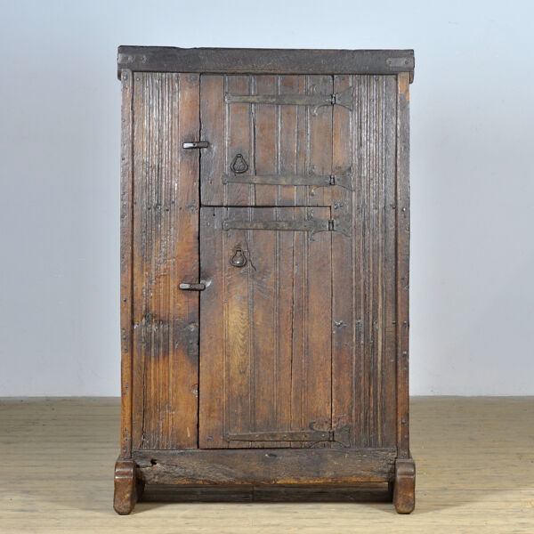 Armoire de rangement en chêne basque, XVIIe siècle
